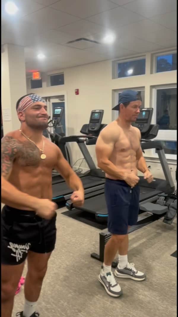 マーク・ウォールバーグさんのインスタグラム動画 (マーク・ウォールバーグInstagram)「Kick the sheets with