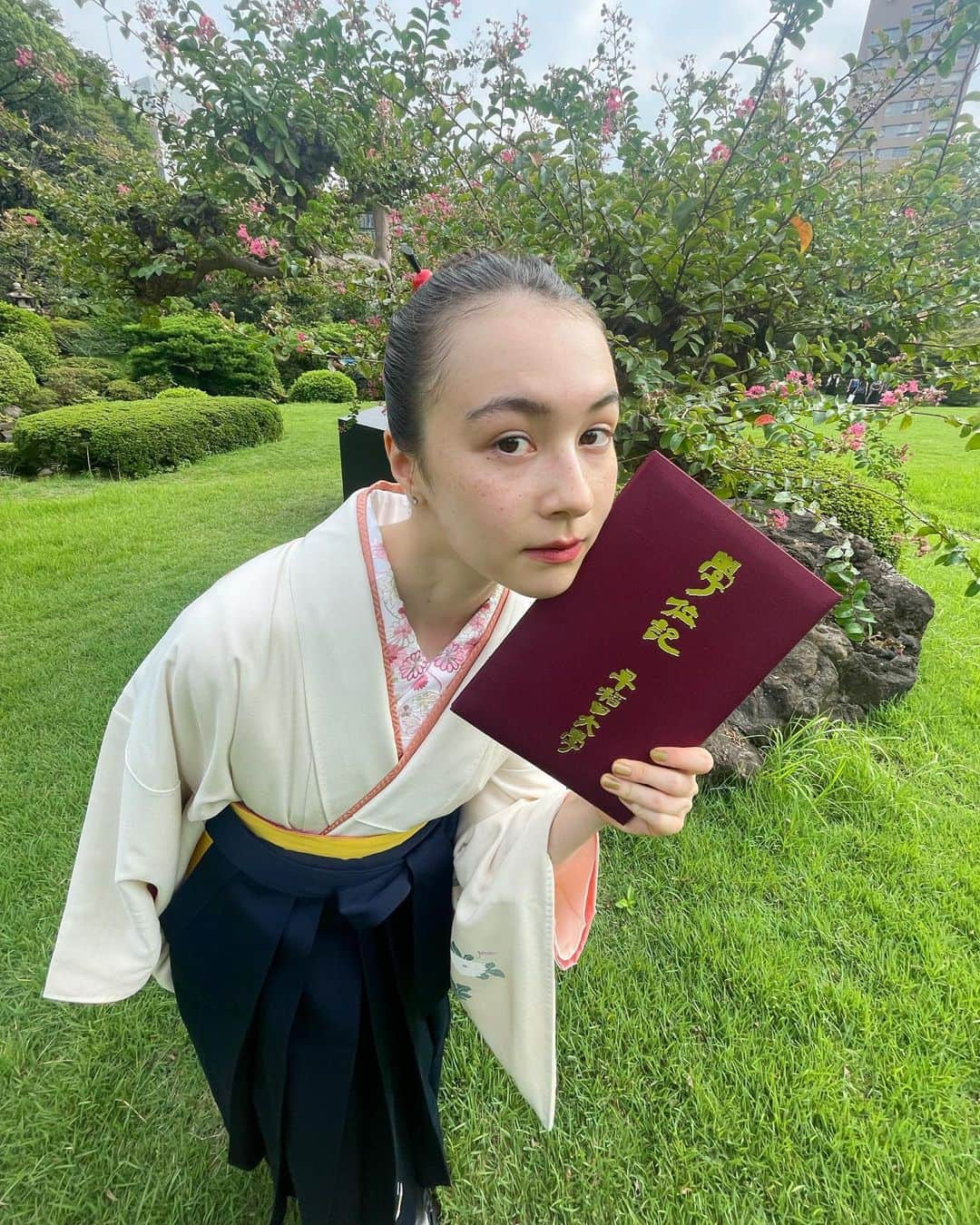 安藤ニコさんのインスタグラム写真 - (安藤ニコInstagram)「Graduated!  早稲田大学を卒業しました💐 With my day ones. 10 years and counting (っ˘ω˘ς ) Very thankful for my Kazoku(´꒳`) Schools out. Peace out. Deuces.」9月18日 19時48分 - nico.ando.official