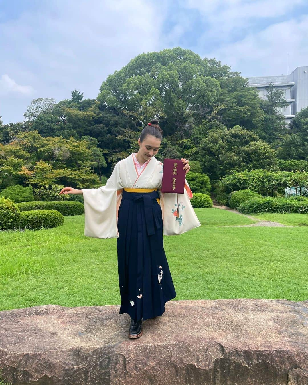 安藤ニコさんのインスタグラム写真 - (安藤ニコInstagram)「Graduated!  早稲田大学を卒業しました💐 With my day ones. 10 years and counting (っ˘ω˘ς ) Very thankful for my Kazoku(´꒳`) Schools out. Peace out. Deuces.」9月18日 19時48分 - nico.ando.official