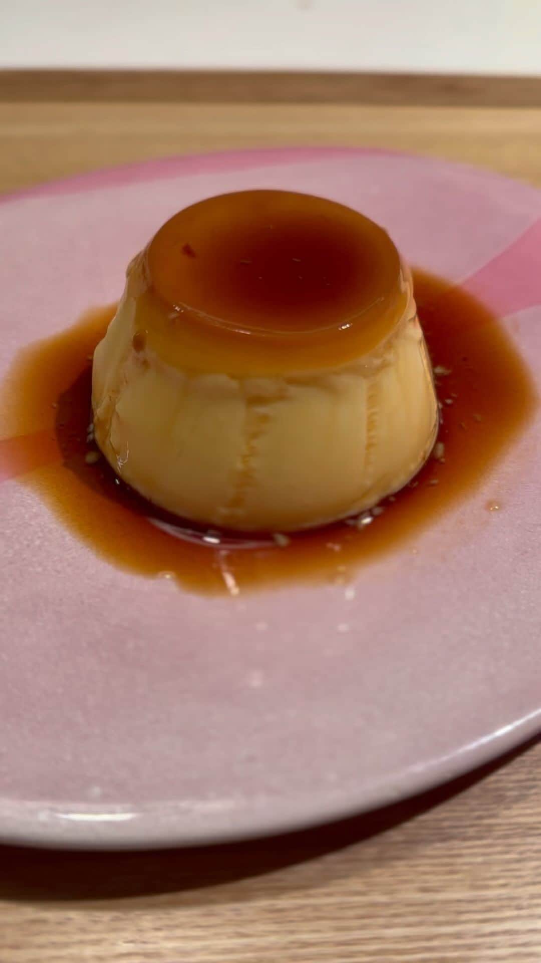 のインスタグラム：「子どもの頃から大好物のモロゾフのプリン。 1962年からあるんだって。 瓶のカップを集めてたな〜」
