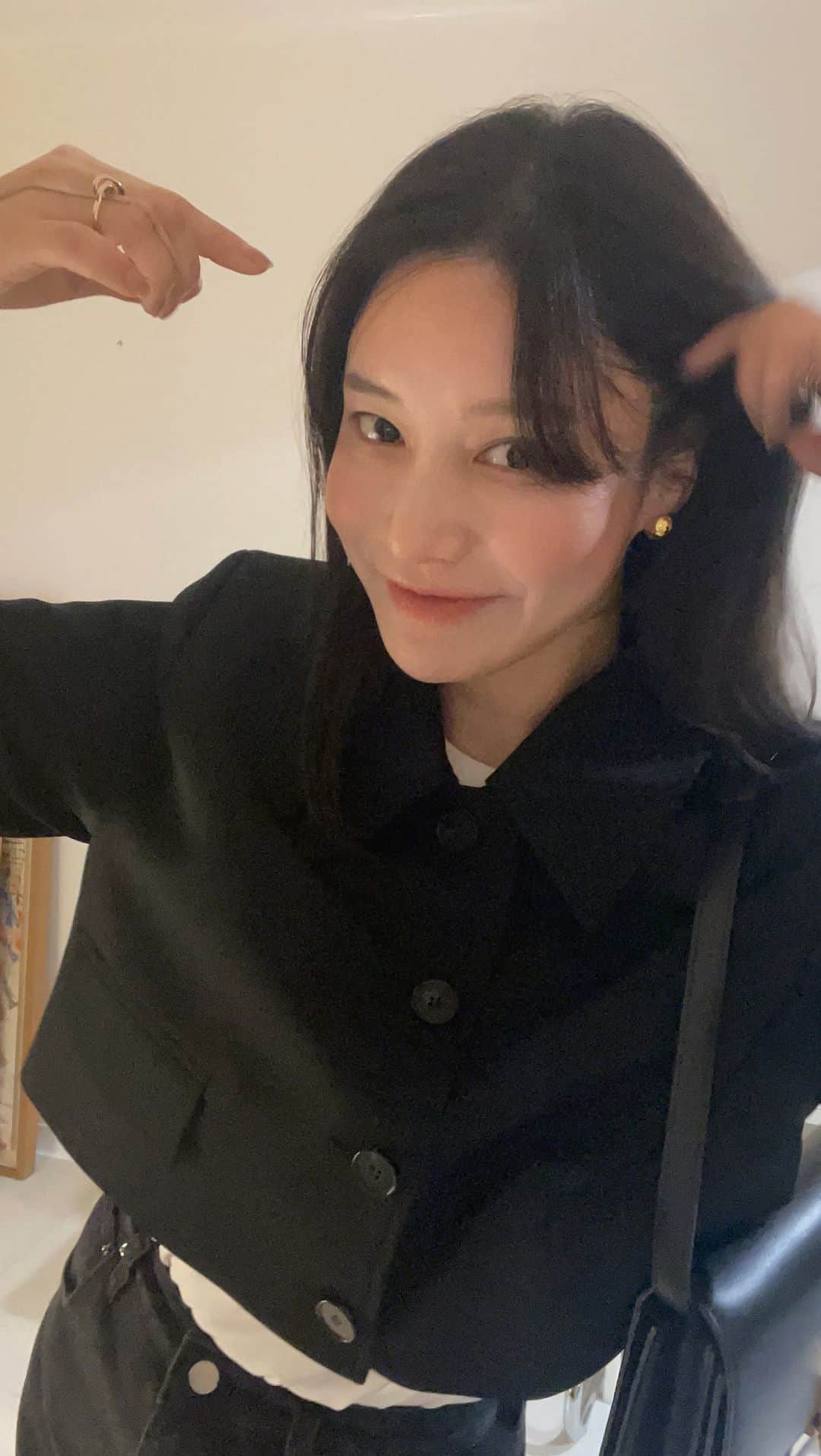 のインスタグラム：「휴후🖤 모두 리본타이 모두 업뎃되었구요 카디건은 화요일에 만나효!!! 립은 연한건 //클리오 -14 코랄쭈고 진한거는//메리몽드-체리하트 메가틴트-뮤트체리 (쫌 이쁨)  @ribbontie_official」