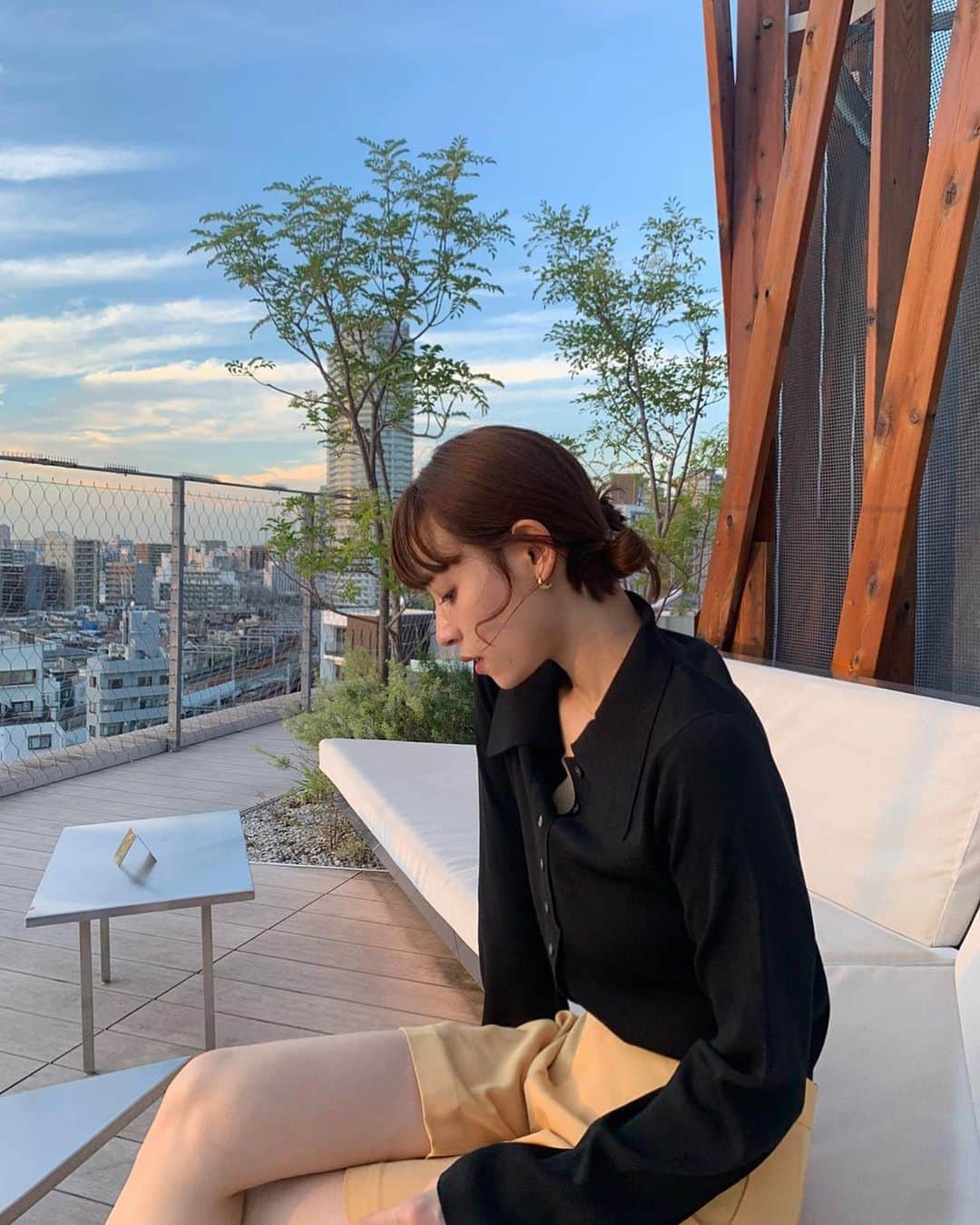 のインスタグラム：「綺麗な夕やけと秋コーデ🖤 今の時期の17時以降がとても好き🍂  . この可愛いニットシャツは #citen 👔♡  コンパクトだけど衿が大きめな形と さらっとした素材感がとても心地良い😮‍💨 そして上品にも見えるという✨  今回はシャツにショートパンツを合わせてみたけど きれいめでもワイドパンツでカジュアルにも使えるから 色違いで欲しいわ…😚🖤　 ちなみに私は160センチ。フリーサイズを着てるよ◎  . #シテン #🖤　 #ニットシャツ #秋コーデ」