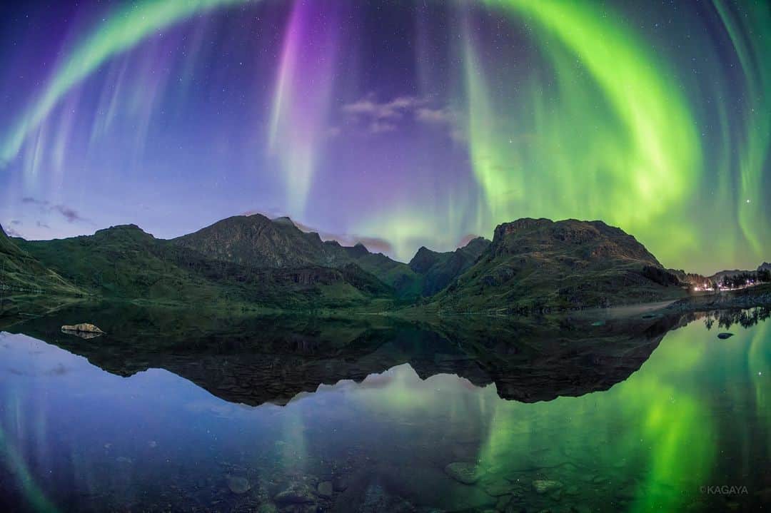 KAGAYAのインスタグラム：「まだほのかに明るい北極圏の夕暮れ空。 早くも舞いはじめたオーロラを、湖が静かに映していました。 （現在滞在中のノルウェーにて撮影した写真より）  #ノルウェー #北欧 #星空 #starphotography #sonyalpha #α7rv」