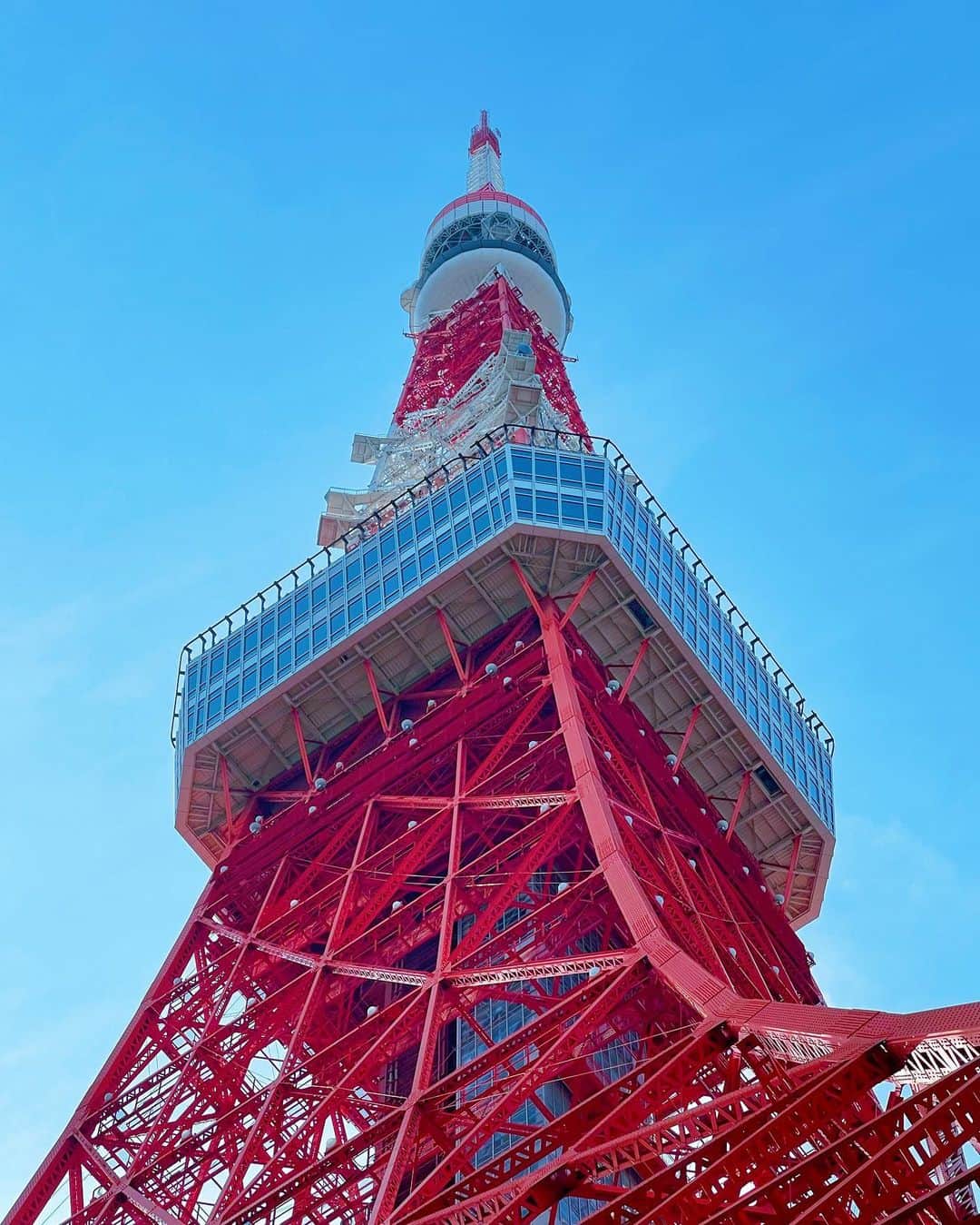 のインスタグラム：「💠🗼FF14 × RED°TOKYO TOWER 🗼💠  その節、お仕事が近くだったので、再び登ってきました。  あのジオラマをもう一度、カメラにおさめたくて、お一人様で行ってきたときのこと。  多くのヒカセンたちがそこに集う風景もまた、とても嬉しくて、つい謎解きの問題文よりも、みんなのこと、眺めてしまったのは、秘密。  この日は、暑かったから、展望台でおやつにアイスを食べました。  アイス食べるだけで、体温グッと下がるね😂  外出てもしばらくバフかかってた気がする。」