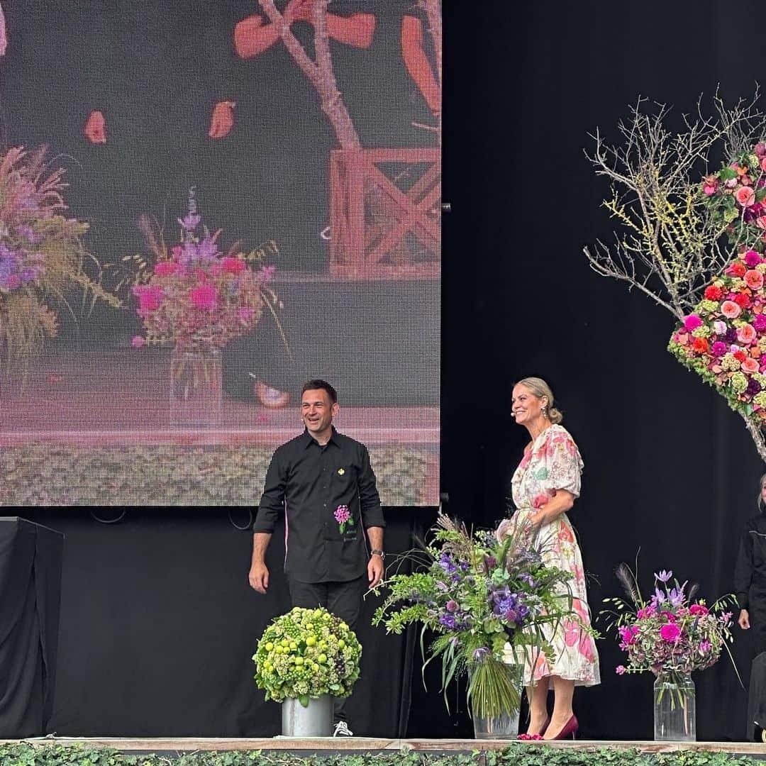 のインスタグラム：「Had an amazing time performing at Tivoli Gardens Copenhagen's open-air stage during their Flower and Garden Festival the other day! @tivolicph 🇩🇰 🌿 ⁠ From bouquets to grand floral artworks, I created several pieces live in front of a fantastic audience. ⁠ Huge thanks to @ceciliehother for being an incredible host once again. ⁠ And also thank you to my amazing team in Denmark! 🙌🌼⁠ ⁠ Here are some impressions from the show, artworks and a look behind the stage (+ a bonus picture💂🇩🇰) ⁠ .⁠ .⁠ .⁠ .⁠ .⁠ #nicolaibergmann #flowerdesign #floralart #ニコライバーグマン #フラワーデザイン #니콜라이버그만 #꽃다발 #цветочноеоформление #blumenkunst #artefloral」