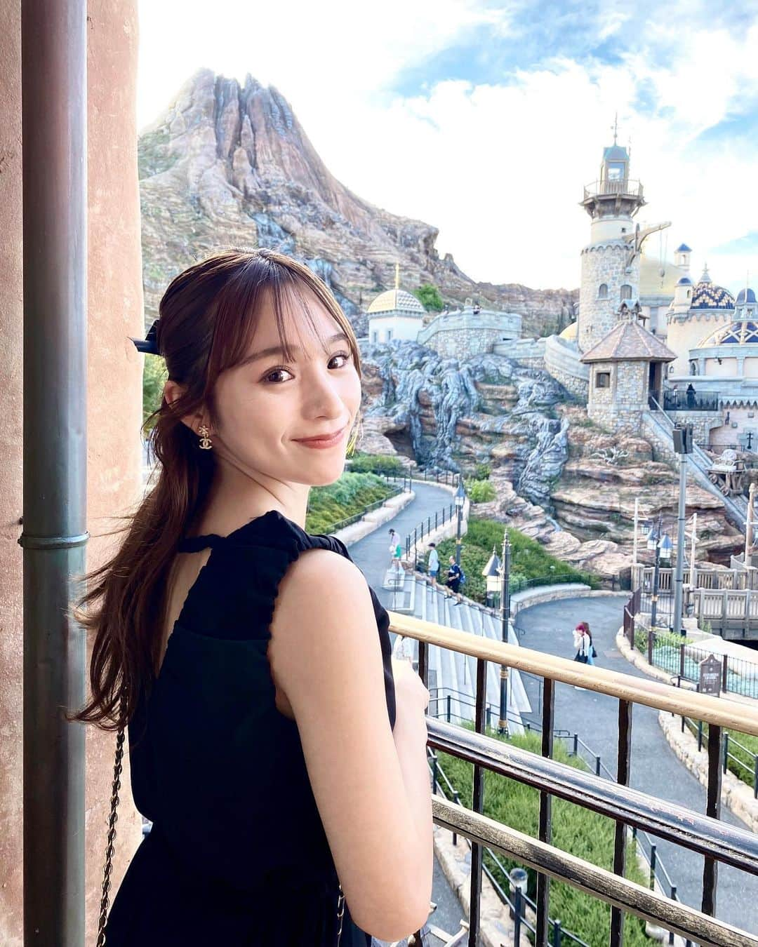 左伴彩佳のインスタグラム：「🌋🌤  夏のディズニーは暑すぎた🫠 またすぐ行きたいな〜  ハロウィンもたのしみ🎃♥︎     #tokyodisneysea #disneysea #東京ディズニーシー #ディズニーシー」