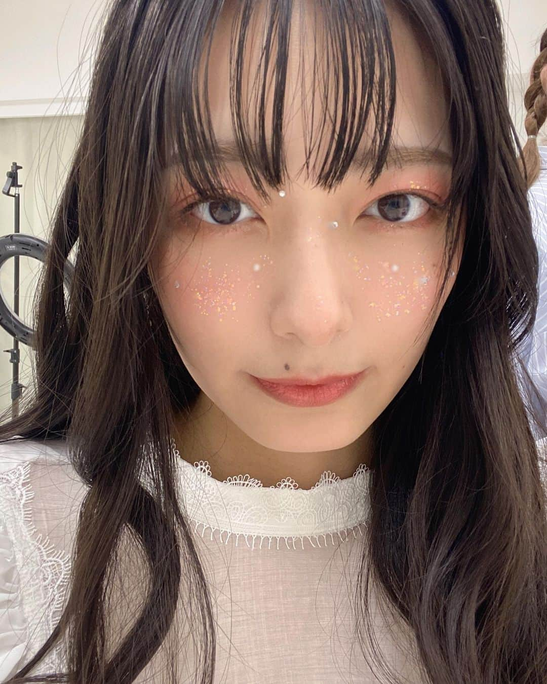 藤井美希のインスタグラム：「. きらきら〜  ふーたんのつくる世界観も みかさんのメイクも可愛すぎた  ありがとうございました！  h&m by @hair.make_mc 🩵  #shooting  #glitter」