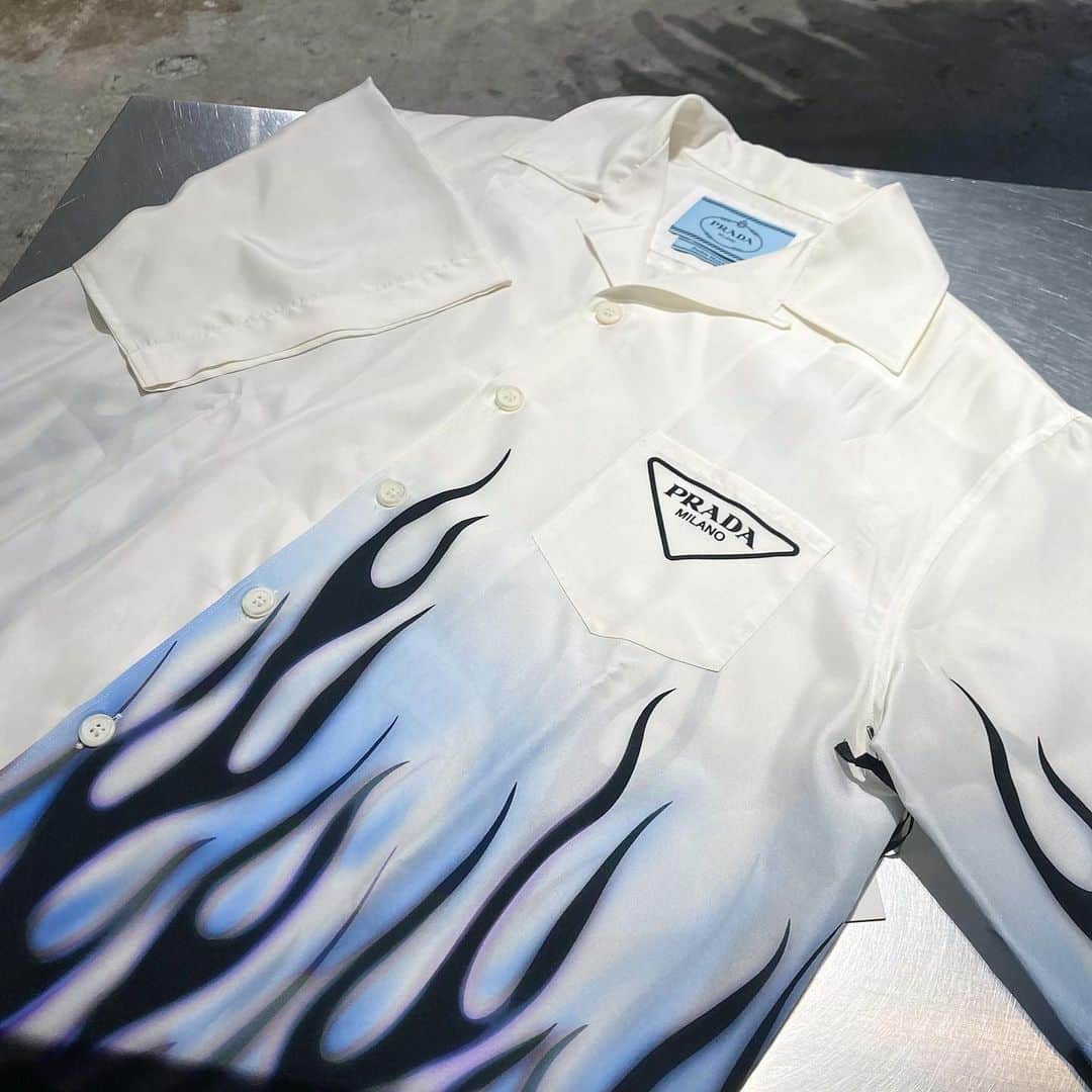 のインスタグラム：「. 《 PRADA 》 ⁡ －－－－－－－－－－ー－－－－－－－－－－－－－－  商品の詳細につきましてはDM、又はお電話にてお問い合わせ下さい。 ⁡ DMやお電話からの郵送販売も可能です。 ⁡ ショッピングローンなど各種お支払い方法もご用意しておりますのでご相談下さい。 ⁡ International shipping is available. Please contact us though DM. ⁡ ⁡ 〈RINKAN SHIBUYA〉 TEL：03-5458-3050 LINE ID：@283swjhf」