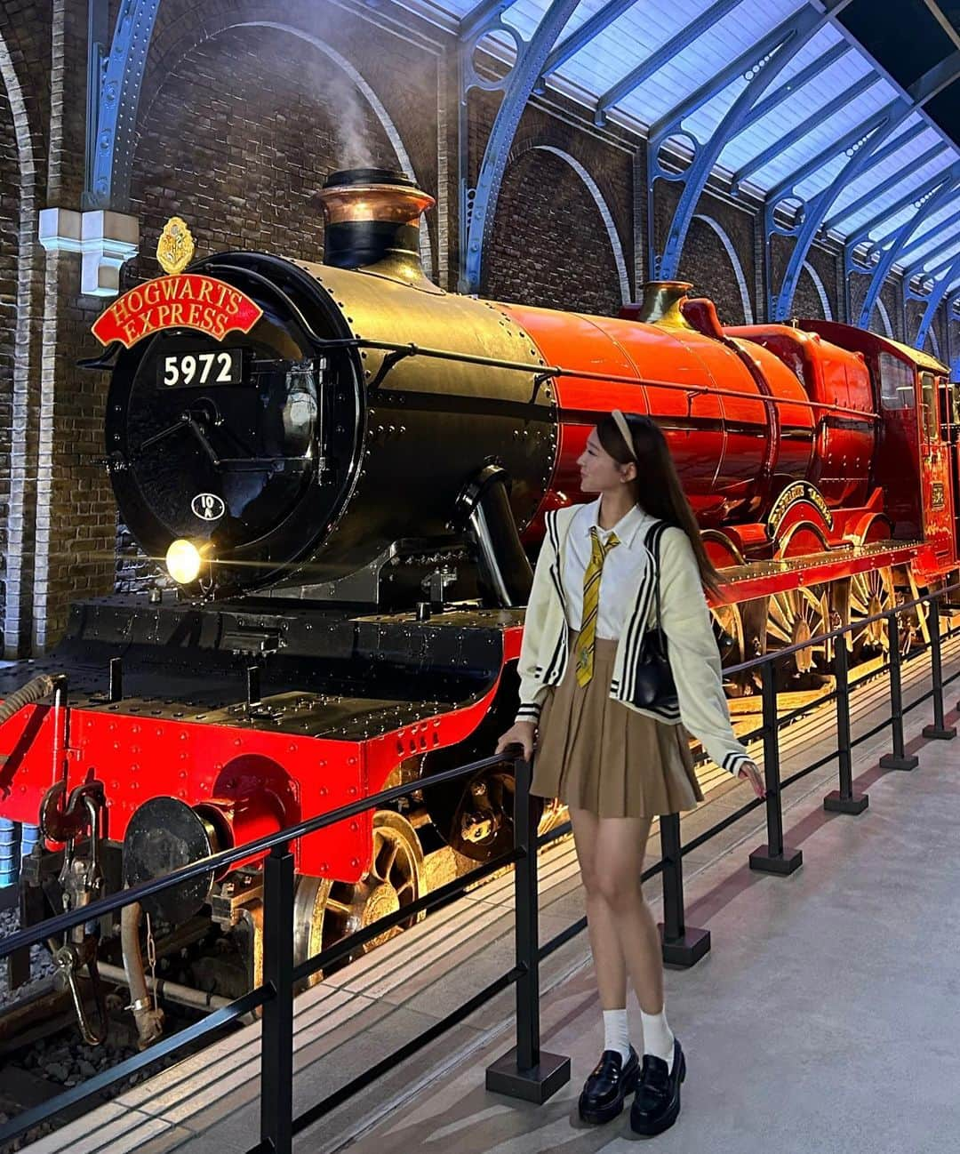 ひなこさんのインスタグラム写真 - (ひなこInstagram)「The making of Harry potter.🪄🚞🧙🏼 大好きなハリポタのいろんなこと知れて体験もできたりして本当に楽しかった〰️🤍 バタービール沢山歩いた後だったからか、より美味しく感じた🍺笑 フォトスポットも沢山あって いっぱい写真撮ったので、また投稿しちゃお〰️🫶🏼 #warnerbros #harrypotter」9月18日 19時59分 - hnk165