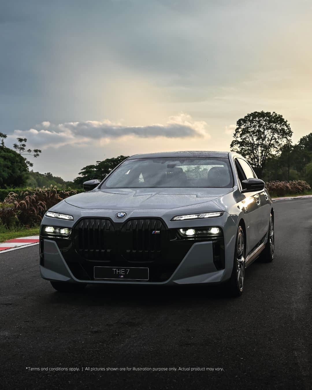 BMW Thailandのインスタグラム：「THE NEW M760e xDrive การผสมผสานอย่างประณีตระหว่างความหรูหราเข้ากับความสปอร์ตสุดขั้ว ให้คุณได้สัมผัสพละกำลัง 571 แรงม้า พร้อมการตกแต่งรอบคันที่คุณจะต้องหลงใหลตั้งแต่ครั้งแรกที่เห็น  ยนตรกรรม เพื่อตอบทุกความท้าทายในตัวคุณ THIS IS FORWARDISM  #BMW #BMWTH #JOYisBMW #สุนทรียภาพแห่งการขับขี่ #THE7 #ThisisForwardism」