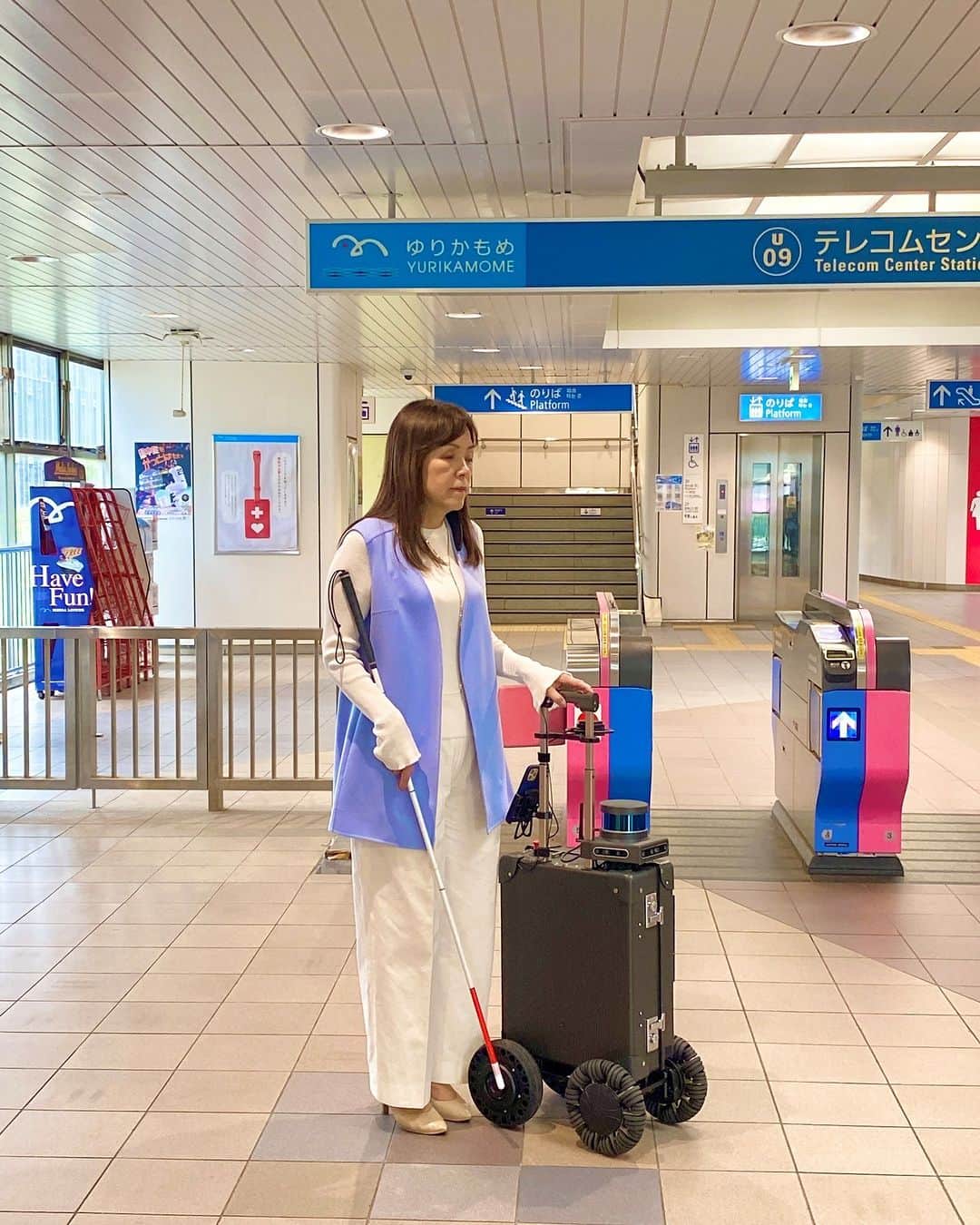 Miraikan, 日本科学未来館さんのインスタグラム写真 - (Miraikan, 日本科学未来館Instagram)「【「AIスーツケース」屋内外シームレスナビ実施レポート🧳】 視覚障害者を目的地まで自動で誘導するスーツケース型のロボット「AIスーツケース」。 さまざまなセンサーやAI、モーターを搭載することで、障害物や人を回避しながら、設定した目的地まで安全に利用者を案内します。  9/15(金)は、未来館の中から最寄りのゆりかもめ「テレコムセンター駅」までを誘導する実証テストの初日🚉 館長の浅川智恵子も参加し、難関であるエレベーターの乗り降りにも挑戦しました。  実証テストは9/15(金)～9/24(日)まで実施します。すでに屋外での実証テストは事前申込で満席ですが、館内でAIスーツケースを体験する「未来館ナビ」は当日参加可能です。※整理券制、各回定員あり ※運休日：9/19(火)  【開催期間】 9/15(金) ～ 9/24(日)　※運休日：9/19日(火曜) 【運行時間・定員】 ①10時30分～12時00分　定員12名 ②14時00分～15時30分　定員12名 お一人あたり10分程度の体験となります。  ※詳しくは未来館HP(@miraikan)をご覧ください https://www.miraikan.jst.go.jp/events/202308093078.html」9月18日 20時00分 - miraikan