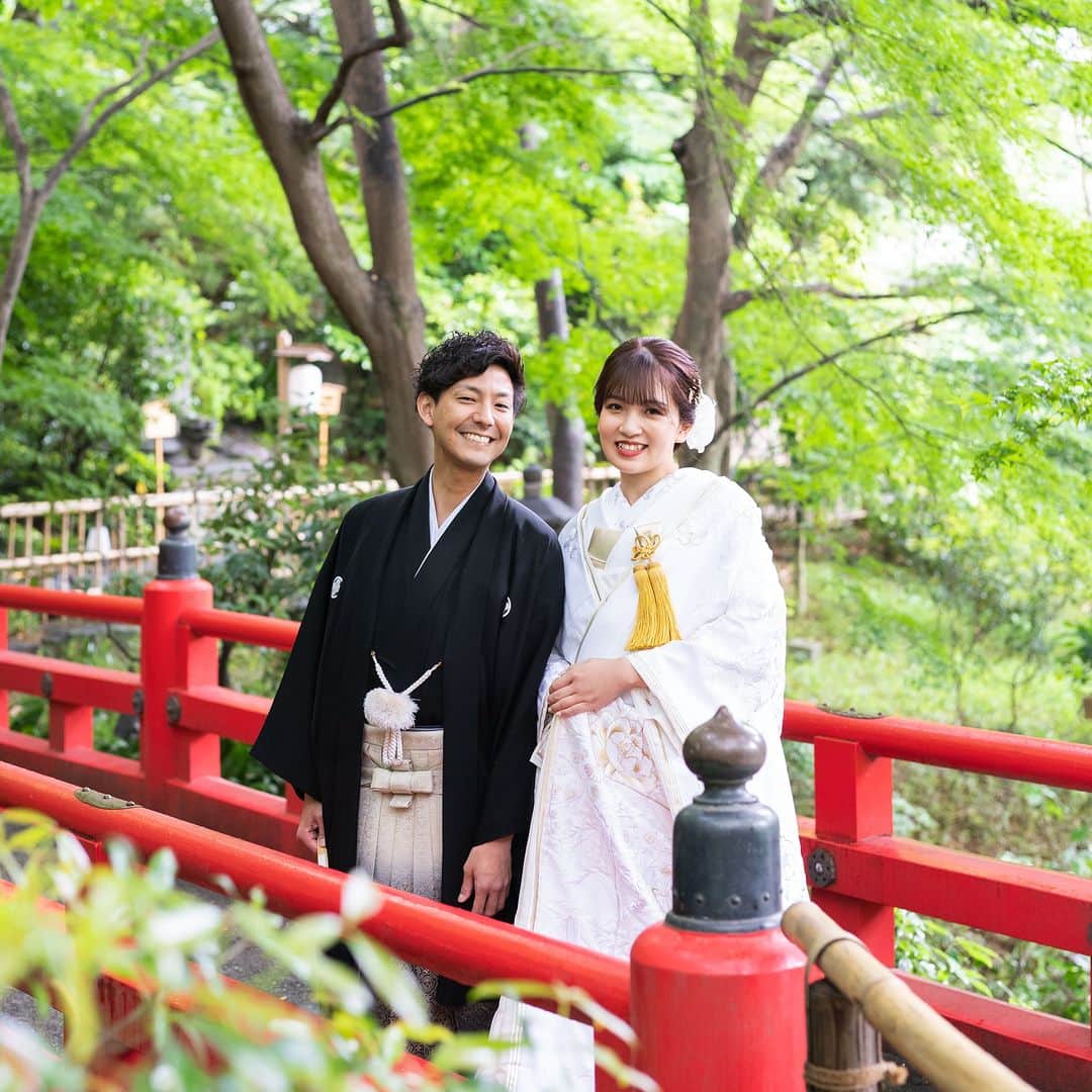 ホテル椿山荘東京ウエディングさんのインスタグラム写真 - (ホテル椿山荘東京ウエディングInstagram)「❤  挙式の前は、緑の庭園🌲で ゆったりとしたひとときを ……………………………………… 挙式前に庭園をゆったりと歩きながら 贅沢に写真撮影タイム📷  特別な1日の始まりは 少し緊張が生まれますが、 庭園で過ごすことで 自然と心もリラックスできます♪  緑🍃と弁慶橋の赤で 白無垢の美しさがより輝きます✨✨  Kimono @takamibridal_costume   TOKYO RESORT WEDDING 東京には、ひとを祝福する森がある。  ----------------------------------------------- @hotelchinzansotokyo_wedding のアカウントを タグづけ＆ #椿山荘花嫁 にてご投稿いただいた方より ステキなお写真✨をご紹介させていただきます。 皆さまのご投稿をお待ちしております ------------------------------------------------  #ホテル椿山荘東京ウエディング #ホテル椿山荘東京 #椿山荘結婚式 #東京リゾート #東京リゾートウエディング #tokyoresortwedding #東京花嫁 #関東花嫁 #花嫁ショット  #ウェディングレポ  #ホテルウエディング #結婚式準備  #結婚式場探し #式場見学  #卒花嫁 #2023花嫁 #大人花嫁  #前撮り #フォトウエディング #フォトウェディング #プレフォト #ウェディングフォト #ウエディングフォト  #和婚 #和装 #白無垢 #和装前撮り #和装結婚式 #和装婚」9月18日 20時00分 - hotelchinzansotokyo_wedding