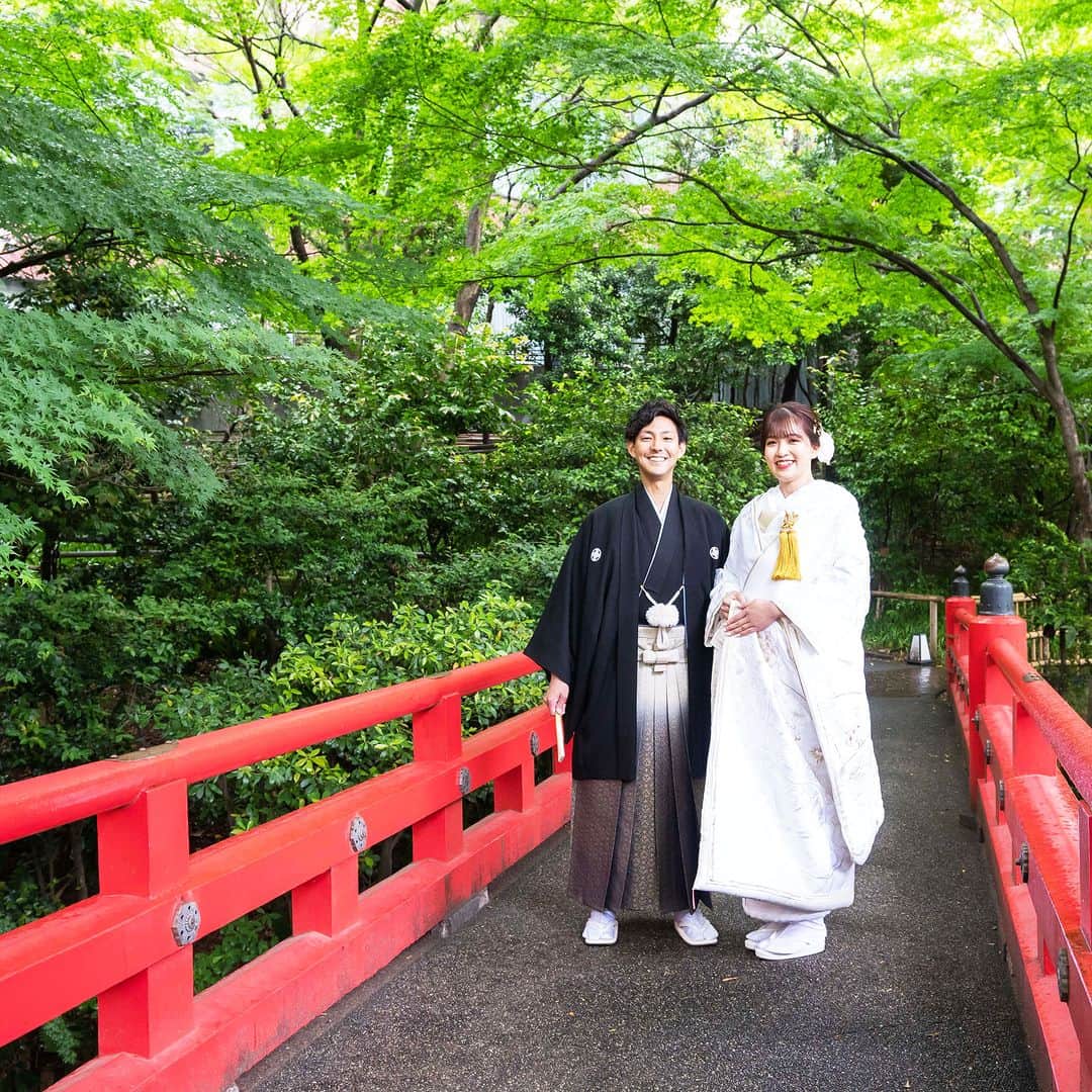 のインスタグラム：「❤  挙式の前は、緑の庭園🌲で ゆったりとしたひとときを ……………………………………… 挙式前に庭園をゆったりと歩きながら 贅沢に写真撮影タイム📷  特別な1日の始まりは 少し緊張が生まれますが、 庭園で過ごすことで 自然と心もリラックスできます♪  緑🍃と弁慶橋の赤で 白無垢の美しさがより輝きます✨✨  Kimono @takamibridal_costume   TOKYO RESORT WEDDING 東京には、ひとを祝福する森がある。  ----------------------------------------------- @hotelchinzansotokyo_wedding のアカウントを タグづけ＆ #椿山荘花嫁 にてご投稿いただいた方より ステキなお写真✨をご紹介させていただきます。 皆さまのご投稿をお待ちしております ------------------------------------------------  #ホテル椿山荘東京ウエディング #ホテル椿山荘東京 #椿山荘結婚式 #東京リゾート #東京リゾートウエディング #tokyoresortwedding #東京花嫁 #関東花嫁 #花嫁ショット  #ウェディングレポ  #ホテルウエディング #結婚式準備  #結婚式場探し #式場見学  #卒花嫁 #2023花嫁 #大人花嫁  #前撮り #フォトウエディング #フォトウェディング #プレフォト #ウェディングフォト #ウエディングフォト  #和婚 #和装 #白無垢 #和装前撮り #和装結婚式 #和装婚」