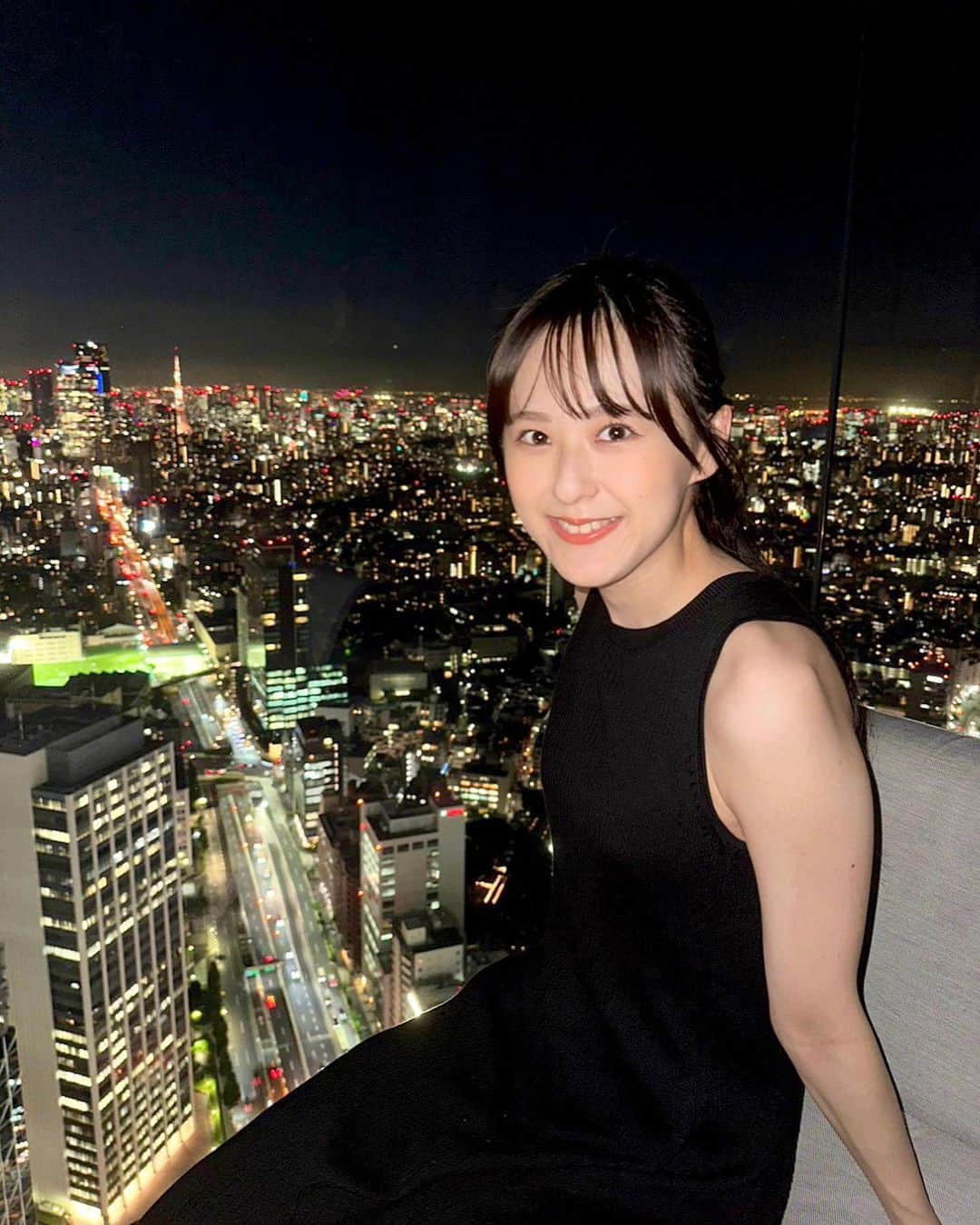 志乃のインスタグラム：「˗ˏˋ THE ROOF SHIBUYA SKY ˎˊ˗   都会の真ん中にあるのに、幻想的な空間🌕  お友達が誘ってくれたので行ってきました 渋谷スカイ✈️(ずっと気になってたんだ〜)  ルーフトップバー行くなら 今年は11/30(木)までみたい…！  #theroofshibuyasky #shibuyasky #渋谷スカイ」