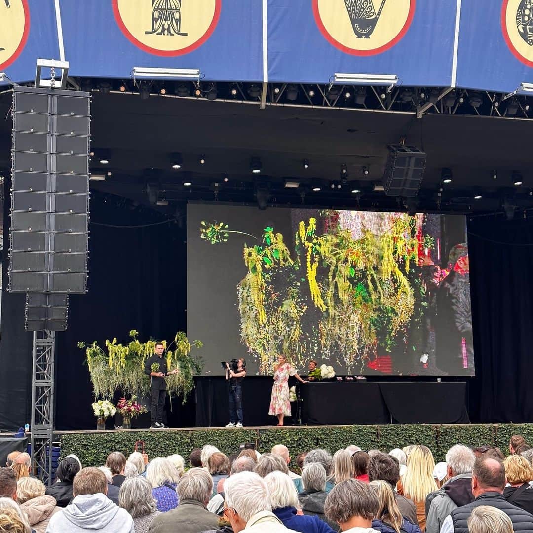 ニコライ・バーグマン・フラワーズ＆デザインさんのインスタグラム写真 - (ニコライ・バーグマン・フラワーズ＆デザインInstagram)「Had an amazing time performing at Tivoli Gardens Copenhagen's open-air stage during their Flower and Garden Festival the other day! @tivolicph 🇩🇰 🌿 ⁠ From bouquets to grand floral artworks, I created several pieces live in front of a fantastic audience. ⁠ Huge thanks to @ceciliehother for being an incredible host once again. ⁠ And also thank you to my amazing team in Denmark! 🙌🌼⁠ ⁠ Here are some impressions from the show, artworks and a look behind the stage (+ a bonus picture💂🇩🇰) ⁠ .⁠ .⁠ .⁠ .⁠ .⁠ #nicolaibergmann #flowerdesign #floralart #ニコライバーグマン #フラワーデザイン #니콜라이버그만 #꽃다발 #цветочноеоформление #blumenkunst #artefloral」9月18日 20時03分 - nicolaibergmann