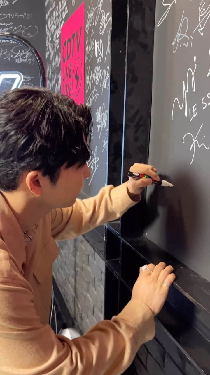 のインスタグラム：「#CDTVライブライブ インスタ限定！激レア★サインムービー配信中 #星野源 さん  「くだらないの中に」 「生命体」の2曲を披露していただきました💚！！　 どちらの曲も素敵でした❣️ 世界観が本当に美しいです😍ꕥ  熱いステージをありがとうございました✰⋆  #CDTV #TBS」