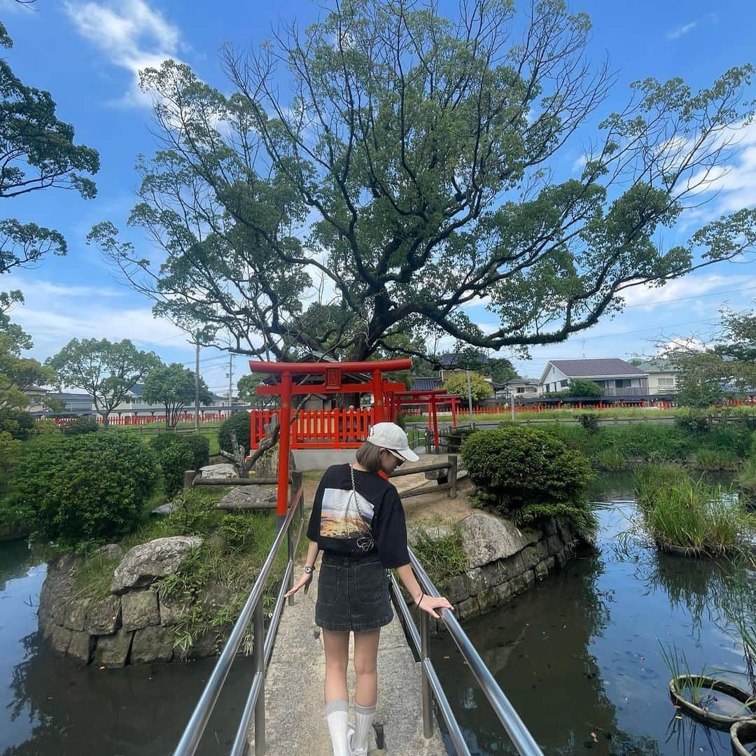 MIRIのインスタグラム：「ママと2人旅行...✈︎...❤︎ ずっと行きたいねって話してたけど お互いの予定が合わず、やっと行けた☺︎ 今回は中心部でショッピング🛍️ではなく... 神社巡りをしてきたヨ⛩️ ママがこれ本当に周れる!?って思うような スケジュールの組み方をしてて、 1日2万5千歩以上歩いて(私は普段1000歩ない日もある) 汗ダラダラかきながら顔もボロボロだったけど、 変なことでツボって、ゲラゲラ笑ったり、 ママが撮る写真がどんどん上手くなっていったり(最初絶望的に下手だった笑) ママと新しい思い出がいっぱいできたので すごく良い旅行でした☺️」