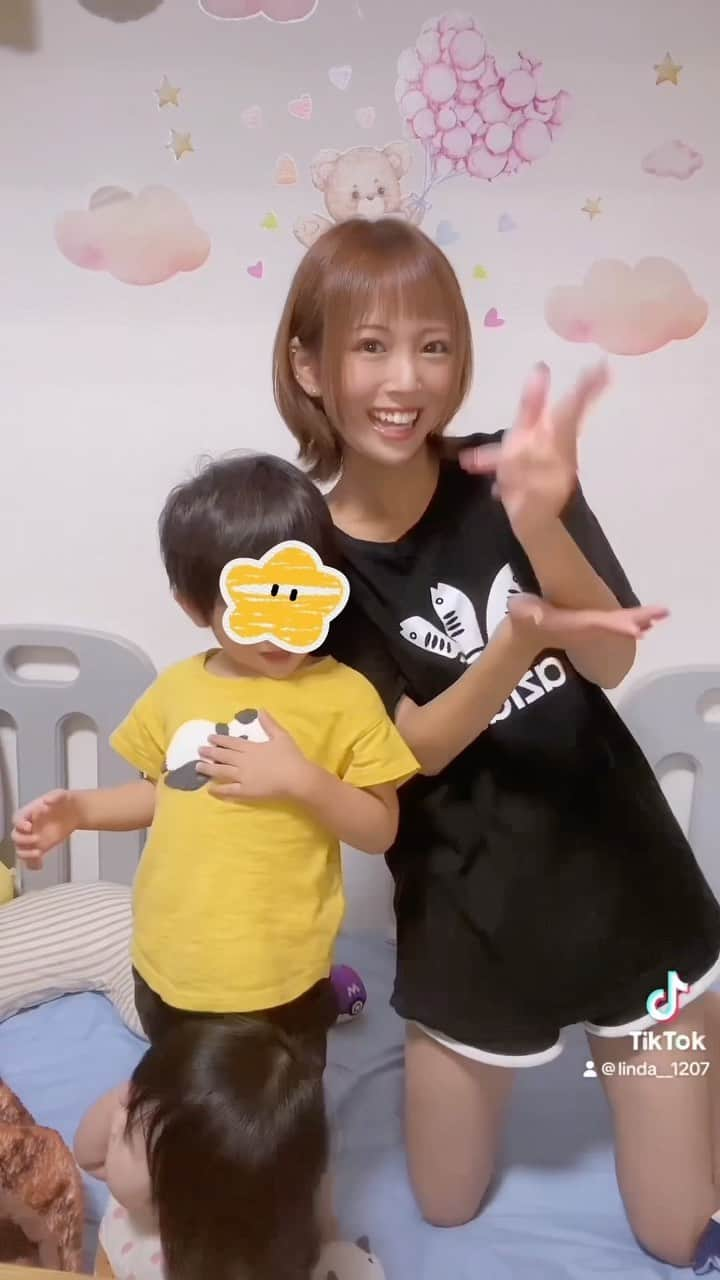 鈴木りんだのインスタグラム：「ノリノリで踊る息子が可愛すぎる🥹 私前髪切りすぎて最高に盛れてないけど #2児ママ #3歳息子 #9ヶ月娘 #親子ダンス」