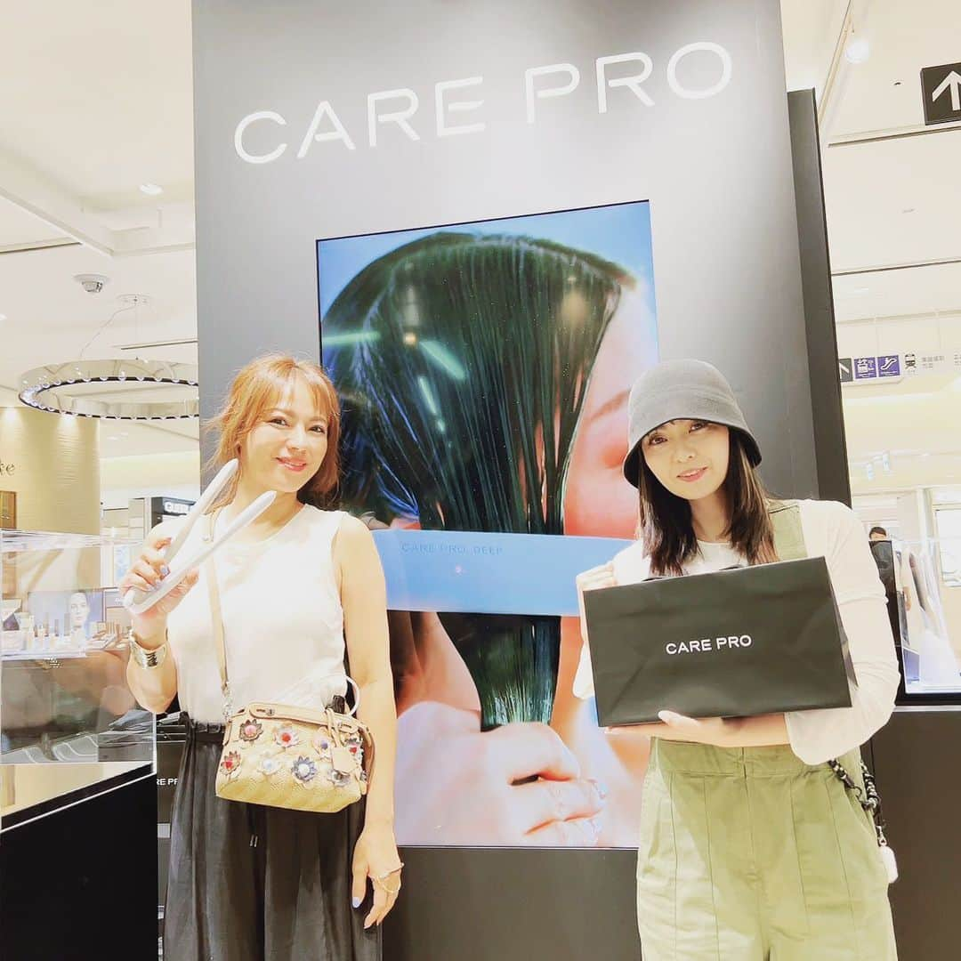 Minaのインスタグラム：「・  今日は @xxlina_now と銀座へおデート❤️ 奈々さんにお勧めされて @carepro_official の ポップアップショップへ ブリーチ、カラー これからもヘアカラーで遊ぶであろう 美奈子さんには強い味方 いつも使ってるトリートメントOKなのは 魅力的だね❣️ 明日もサラサラヘアーで 踊りまーす♪  #max#mina#ヘアケア #ケアプロ #CAREPRO #超音波アイロン #超音波トリートメント」