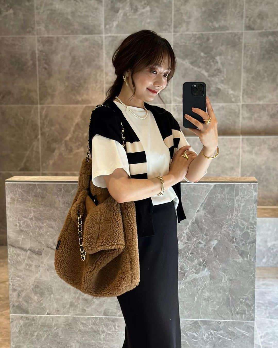 のインスタグラム：「#coordinate  9月半ばなのに汗だくなのよ。 衣替えはまだ先になりそう🙄  ボアバッグとスニーカーで 少しでも秋仕様に🍂  bag  @violadoro_official  T-shirt、knit  @lephil_official  skirt  #framework shoes  #nike   ものもらいは眼科受診して 目薬を処方してもらいました🙌 みなさんの優しいメッセージに 元気が出ました♡ありがとう🙏😊  #violadoro #ボア #lephil #大人カジュアル #カジュアルコーデ #オトナカジュアル #casualstyle #fashion」