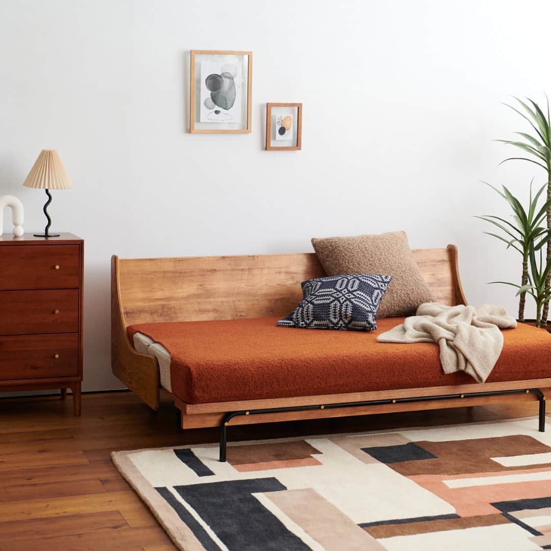 journal standard Furnitureさんのインスタグラム写真 - (journal standard FurnitureInstagram)「人気のソファベッドの『HABITAT SOFA BED』の『EASY COVER』に新作が登場！ ⁡ ふんわりと柔らかく、気持ちの良い肌触りが魅力的なパイル地の『SKY2017』。 色味は落ち着いた印象を与えてくれて、尚かつお部屋に彩りをプラスしてくれるようなグリーンとオレンジの2色展開。 ⁡ 寒い地域で身にまとうコートのファーのような素材が特徴の『Eskimo』。 色鮮やかなクッション等を合わせると、より一層素敵なお部屋にできるグレー。 ⁡ HABITAT SOFAは通常のソファと比べても、ちょっとした小上がりの座敷のような感覚の使い方が可能。 「くつろぐ時」 「遊ぶとき」 「団欒の時」 など、様々なシチュエーションで共に過ごして頂く時間が多いアイテム。 そんな時に気になるのが【汚れ】。 ⁡ BEDのボックスシーツのように簡単に着脱のできるアイテムで気兼ねなくご使用いただけます。 ⁡ 万が一汚してしまっても本体のカバーはそのまま、イージーカバーのみを取り外して手洗いでのお手入れが可能です。 ⁡ ---------- ⁡ 【 NEW ARRIVAL 】 ⁡ ■HABITAT EASY COVER ・SKY2017 (グリーン / オレンジ ) 　W2000 ¥33,000 　W1800 ¥30,800 ⁡ ・Eskimo (グレー) 　W2000 ¥37,400 　W1800 ¥34,100 ⁡ ------------ ⁡ #journalstandardfurniture #baycrews #interior #furniture #sofa  #livinginterior #sofadesign #sofabed #livingroominterior  #interiordesign #habitatsofabed #habitat」9月18日 20時06分 - js_furniture