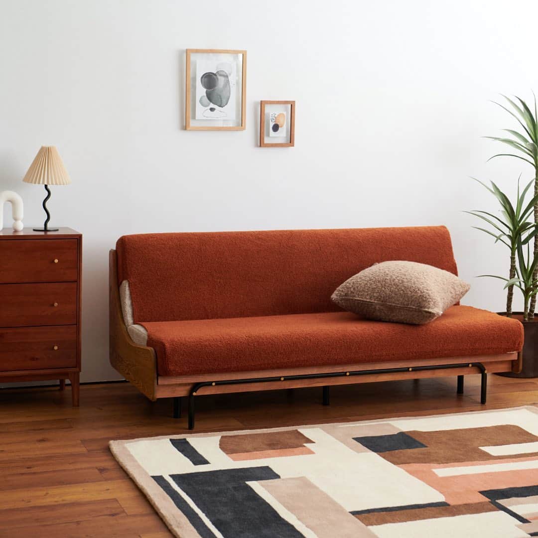 journal standard Furnitureさんのインスタグラム写真 - (journal standard FurnitureInstagram)「人気のソファベッドの『HABITAT SOFA BED』の『EASY COVER』に新作が登場！ ⁡ ふんわりと柔らかく、気持ちの良い肌触りが魅力的なパイル地の『SKY2017』。 色味は落ち着いた印象を与えてくれて、尚かつお部屋に彩りをプラスしてくれるようなグリーンとオレンジの2色展開。 ⁡ 寒い地域で身にまとうコートのファーのような素材が特徴の『Eskimo』。 色鮮やかなクッション等を合わせると、より一層素敵なお部屋にできるグレー。 ⁡ HABITAT SOFAは通常のソファと比べても、ちょっとした小上がりの座敷のような感覚の使い方が可能。 「くつろぐ時」 「遊ぶとき」 「団欒の時」 など、様々なシチュエーションで共に過ごして頂く時間が多いアイテム。 そんな時に気になるのが【汚れ】。 ⁡ BEDのボックスシーツのように簡単に着脱のできるアイテムで気兼ねなくご使用いただけます。 ⁡ 万が一汚してしまっても本体のカバーはそのまま、イージーカバーのみを取り外して手洗いでのお手入れが可能です。 ⁡ ---------- ⁡ 【 NEW ARRIVAL 】 ⁡ ■HABITAT EASY COVER ・SKY2017 (グリーン / オレンジ ) 　W2000 ¥33,000 　W1800 ¥30,800 ⁡ ・Eskimo (グレー) 　W2000 ¥37,400 　W1800 ¥34,100 ⁡ ------------ ⁡ #journalstandardfurniture #baycrews #interior #furniture #sofa  #livinginterior #sofadesign #sofabed #livingroominterior  #interiordesign #habitatsofabed #habitat」9月18日 20時06分 - js_furniture