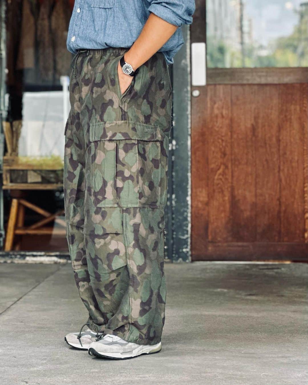 BEAMS+さんのインスタグラム写真 - (BEAMS+Instagram)「・ BEAMS PLUS RECOMMEND.  ＜BEAMS PLUS＞ Duck Hunter Camo Jacquard Military 6 Pocket Overpants  The design is based on the M-51 Arctic Pants, which were made for U.S. ARMYs in cold regions in the 1950s. This design features a thick silhouette. Duck hunter camo made of cotton polyester blend is expressed in jacquard material. It is a special fabric that takes a lot of time and effort.  ---------------------------------------------------  デザインのベースは、1950年代、U.S.ARMYの寒冷地用に作られた「M-51 Arctic Pants」。太めのシルエットが特徴のデザインです。コットンポリエステル混紡のダックハンターカモをジャカード素材で表現。大変手間のかかるこだわりの生地です。  #beams #beamsplus #beamsplusharajuku  #harajuku #tokyo #mensfashion #mensstyle #stylepoln #menswear #militarypants」9月18日 20時06分 - beams_plus_harajuku
