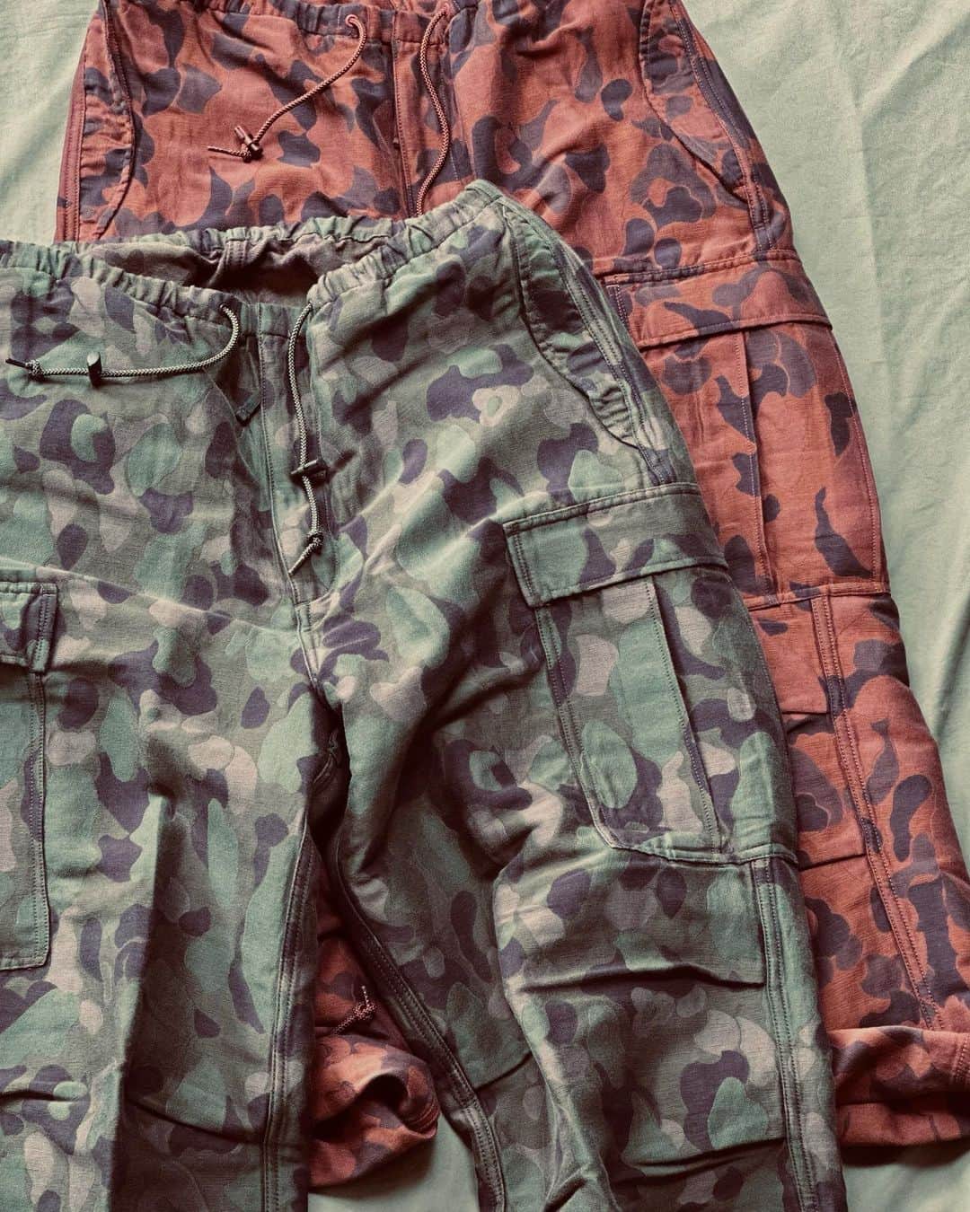 のインスタグラム：「・ BEAMS PLUS RECOMMEND.  ＜BEAMS PLUS＞ Duck Hunter Camo Jacquard Military 6 Pocket Overpants  The design is based on the M-51 Arctic Pants, which were made for U.S. ARMYs in cold regions in the 1950s. This design features a thick silhouette. Duck hunter camo made of cotton polyester blend is expressed in jacquard material. It is a special fabric that takes a lot of time and effort.  ---------------------------------------------------  デザインのベースは、1950年代、U.S.ARMYの寒冷地用に作られた「M-51 Arctic Pants」。太めのシルエットが特徴のデザインです。コットンポリエステル混紡のダックハンターカモをジャカード素材で表現。大変手間のかかるこだわりの生地です。  #beams #beamsplus #beamsplusharajuku  #harajuku #tokyo #mensfashion #mensstyle #stylepoln #menswear #militarypants」