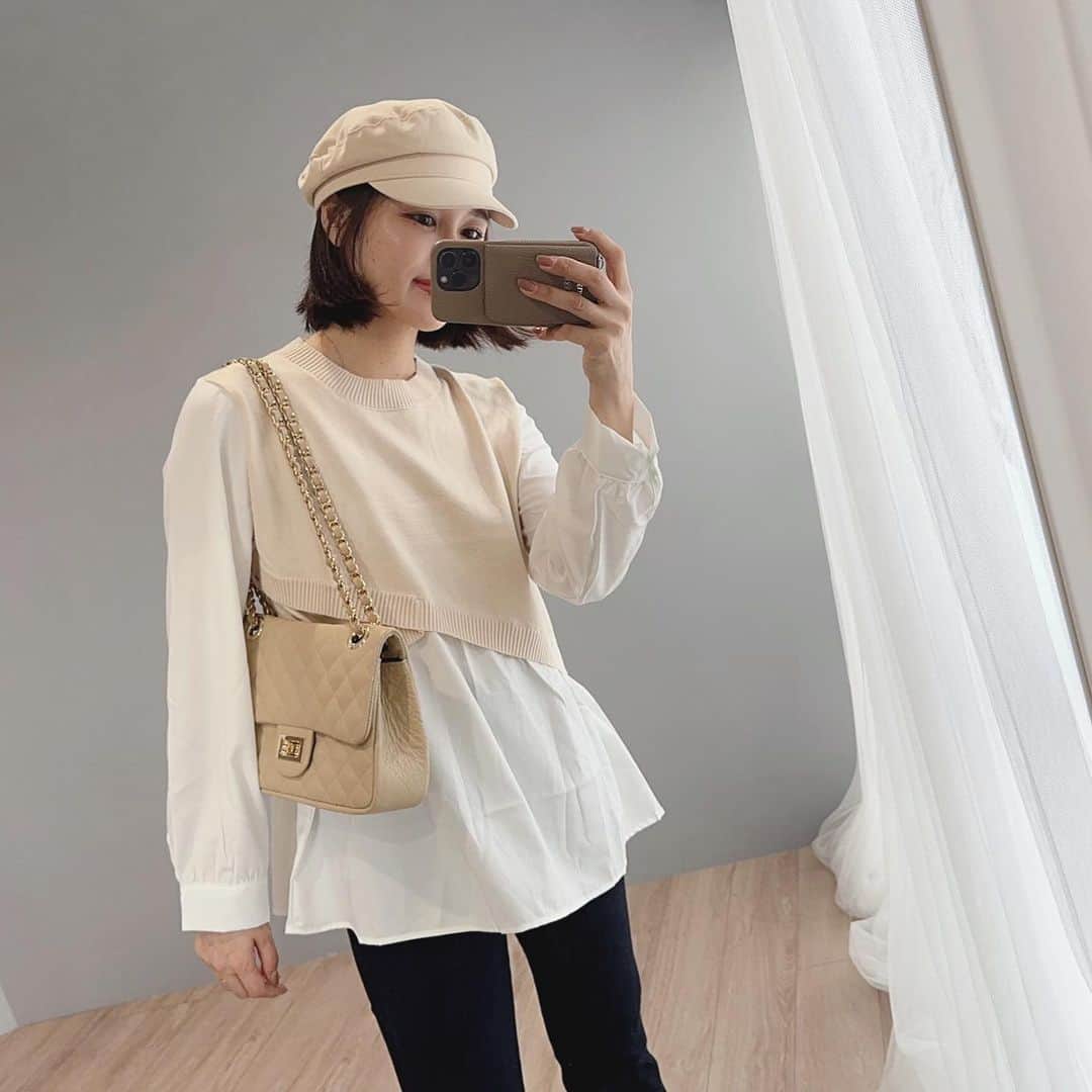 のインスタグラム：「. 今日は顔が腫れてるから帽子🧢 これZARAで去年買ったやつなんやけど、黒も買えば良かったなぁ〜❤︎ 帽子って合う形見つけるの難しい！  あと、トップスは @akokako ちゃんがおすすめしてくれた @d_by_dholic のやつ♡ これ麻衣ちゃん似合いそう〜って思いながら選んでくれたりおすすめしてくれるのって、めっちゃ嬉しいね☺️ありがと  ニットとシャツがドッキングしてるデザインで、不思議と 着痩せして見えるんめちゃポイント高い！  #fashion #ootd #PR #d_byd #dholic #DHOLICDAY #itutake #いつたけ」