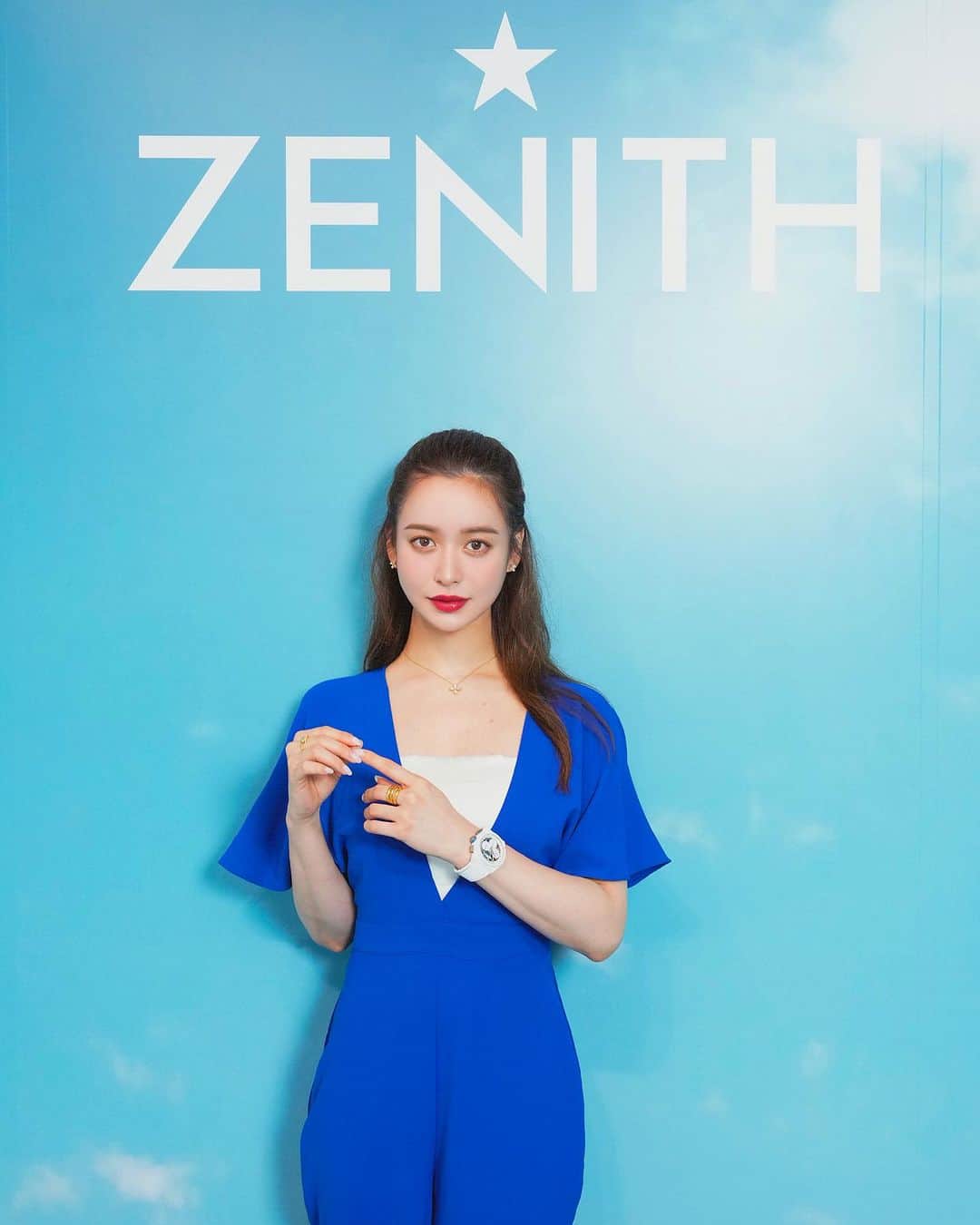 野崎萌香さんのインスタグラム写真 - (野崎萌香Instagram)「@zenithwatches のイベントへ⌚️✨  エネルギーに溢れたレスリーの写真を見ながら 新たに発売されるパイロットウォッチが とってもかっこよくて惚れ惚れ。。。  わたしもメンズの腕時計つけてみたくなりました。  X8galleryのZENITH PHOTO EXHIBITION BY LESLIE KEEにて  #Zenith #ゼニス #ゼニスパイロット #ZenithXLeslieKee #pr」9月18日 20時07分 - moeka_nozaki
