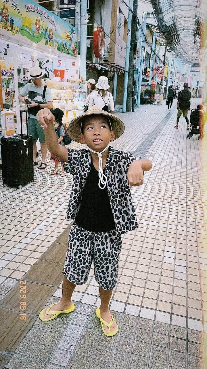 MOCAのインスタグラム：「. . あぁ〜沖縄のほとんどの記憶が シーサー塗りだ🌞🌴🌈 . . #沖縄旅行  #太郎 . .」