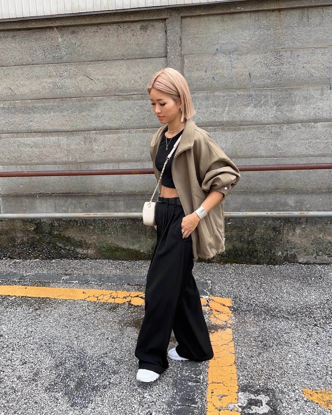 annaのインスタグラム：「.  bag以外全部明日の新作😍！ @__segur.__  好きなコーデ💗💗  クロップド丈のトップスも アウターのと相性抜群だし パンツもワイド感よし🫶 ジャケットは裾が絞れるから強めに絞って 前閉めてフルでZIP上げても可愛い😉❤️‍🔥  オールブラックも可愛いけど ジャケットはカーキで😋 でもやっぱりブラック推かな🖤  #秋コーデ#ジャケットコーデ#カジュアルコーデ#大人カジュアルコーデ#海外風コーデ#海外ファッション#スニーカーコーデ#30代コーデ#30代ファッション#158cmコーデ#骨格ナチュラルコーデ#きょこ」