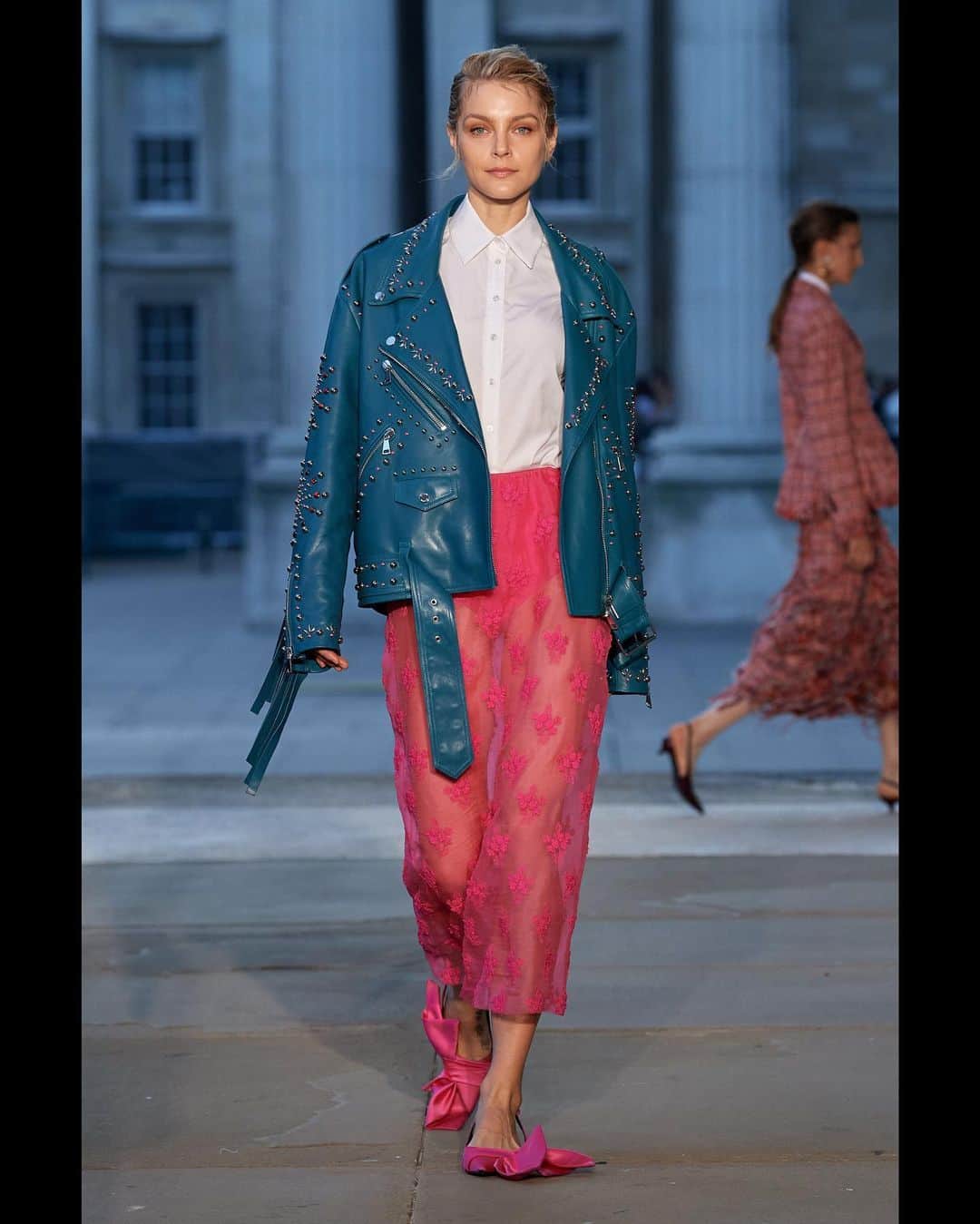ジェシカ・スタムのインスタグラム：「Erdem, thank you for putting me in my kids two favorite colors. I absolutely love your use of color in this collection and this Elvis inspired jacket is everything. 🩵🩷 spring / summer 2024 #LondonFashionWeek #LFW」