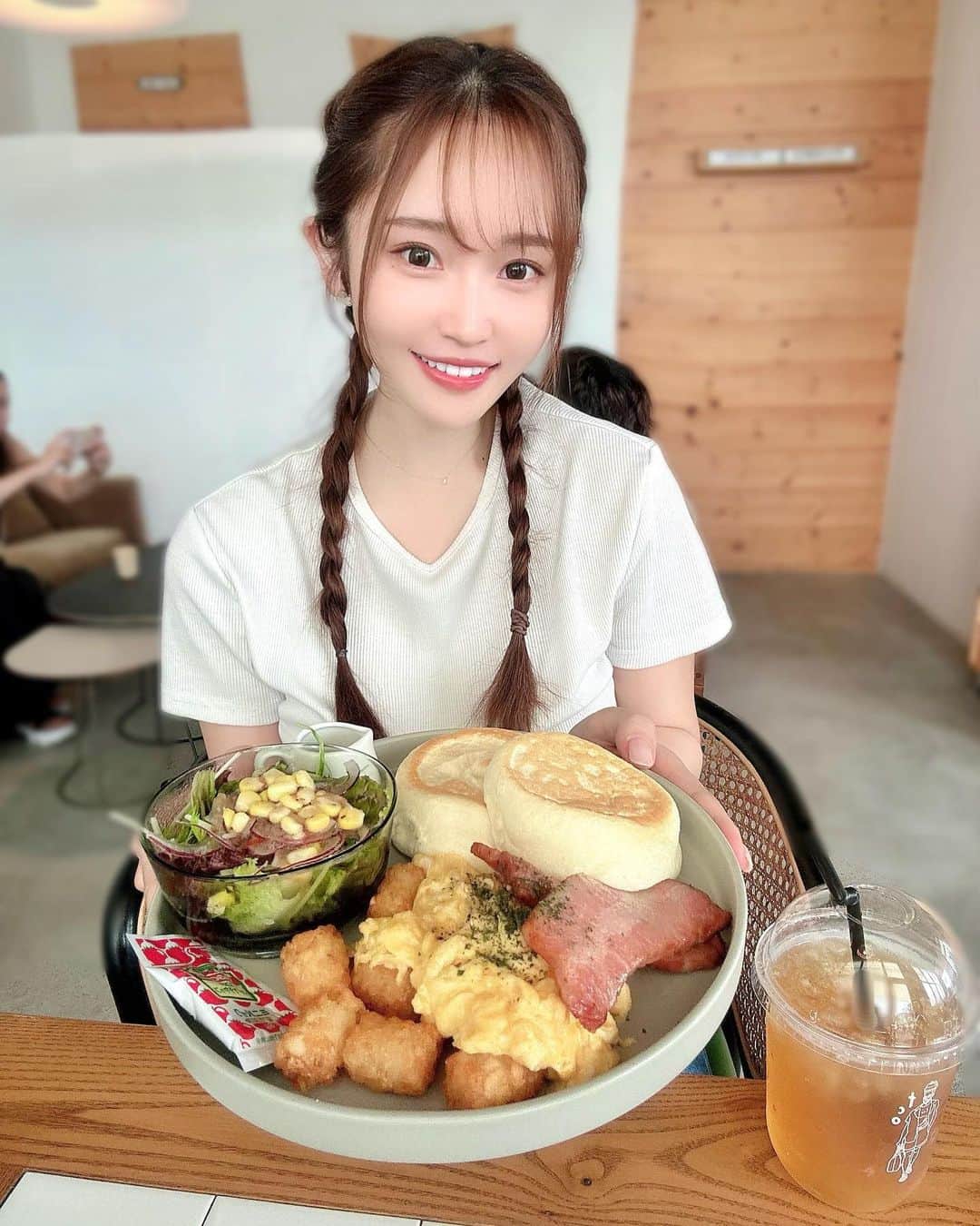 ぷーちゃんのインスタグラム：「🐶🍯  お昼に載せたカフェの写真のつづき✍️♡  かわいかった♡  📍 tripcafeokinawa瀬底店  #沖縄#沖縄旅行 #瀬底島#沖縄グルメ #沖縄カフェ」