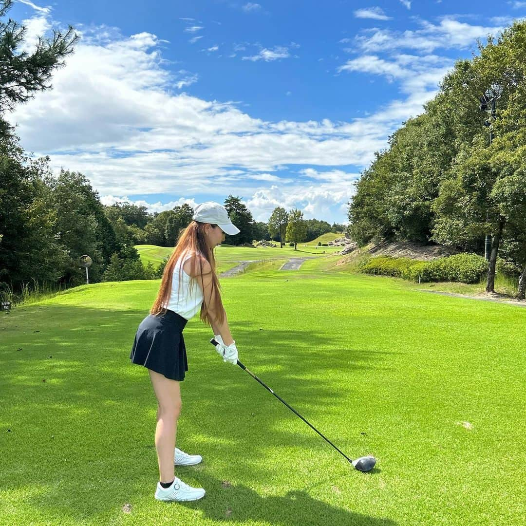 Saoriさんのインスタグラム写真 - (SaoriInstagram)「ラウンド3回目⛳️ 初めてのPARに喜びました🤩　 パターが下手すぎて 1オン5パットとかあった🥶 もっと練習しよー レッスンとか行きたいなー😎  #ゴルフ#ゴルフ女子#ゴルフ女子コーデ#golf#ゴルフウェア#ゴルフ初心者#ゴルフ好きな人と繋がりたい#テーラーメイド#パーリーゲイツ#taylormade#pearlygates」9月18日 20時12分 - saoriiinnnn