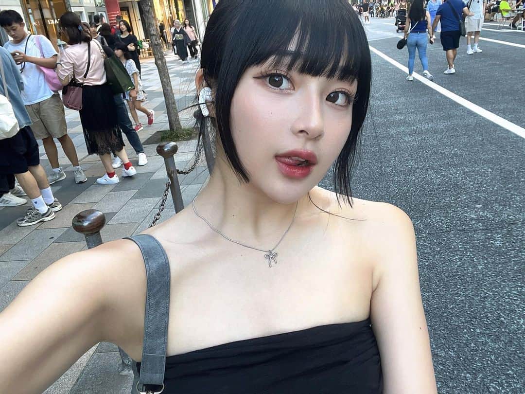 すずのインスタグラム：「歩行者天国 🚶‍♀️  銀座はたまにしかいかないけど開放感あって町並み綺麗🏢  ゆうやさんに急遽暗くしてもらってサラサラにしてもらいました🩶ありがとうございました🩶」
