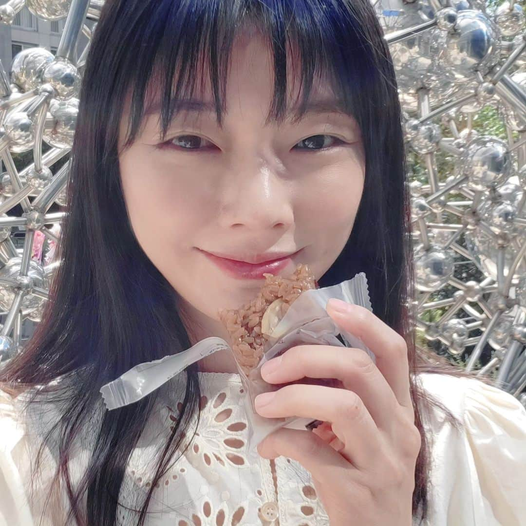 ハン・ウンソンのインスタグラム：「#약밥  마시따....🫠  40대 들어서면서 셀카를 찍는 시간이 10/1로 줄었다 🤔  모든게 예전과 같지 않은 것이 당연한데 서운해 🥹🥺😳  우리 건강히 그리고 밝게 살아요!  #일상 #소통 #40 #셀카 #데일리 #감사천재」