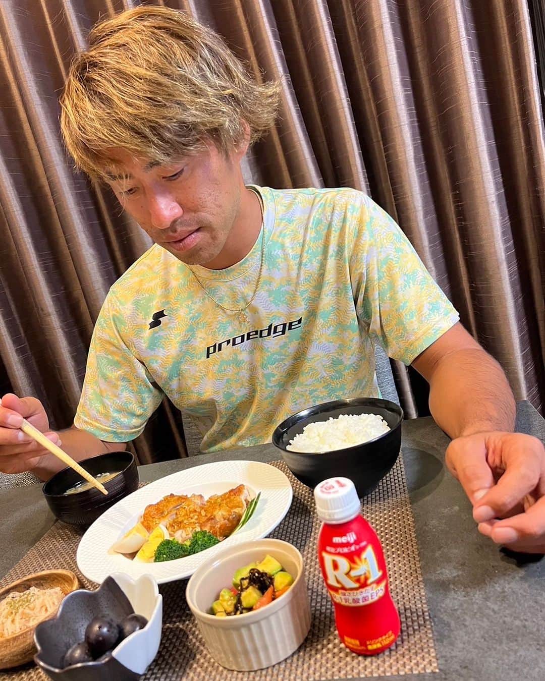 秋吉亮のインスタグラム：「暑いと食欲がなくなるけど、まだ暑い日が続くから、しっかりと食事を摂って、食事に合わせて、栄養補給、免疫力アップに R-1も🤗👍  #体調管理 #健康 #pr」