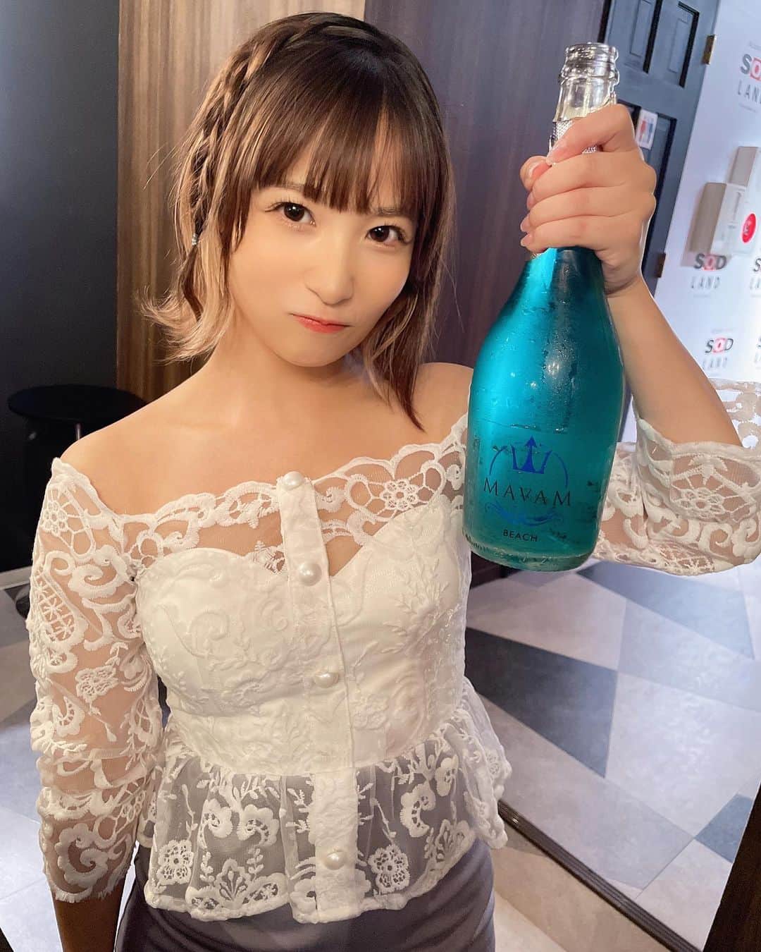 栄川乃亜のインスタグラム：「♡♡♡  捕獲  #シャンパン」