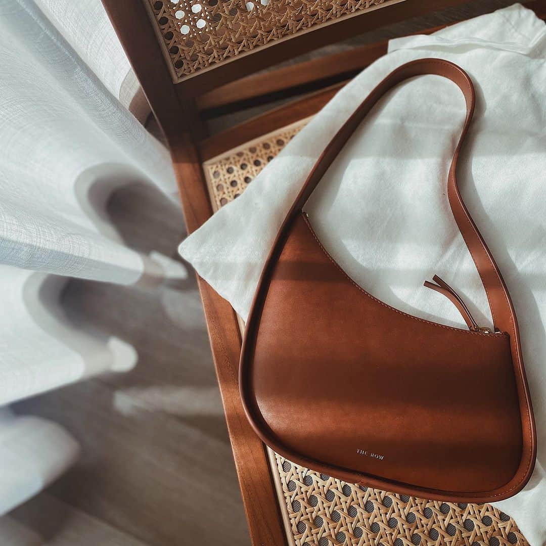 美生のインスタグラム：「一足早くお誕生日のプレゼントを 貰いました🎁 ⁡ 一緒に誕生日を迎えるのは9回目🤝🏻 いつもありがとう🎂 ⁡ 子育てと仕事で 諸々不安定だった私のところに やってきた @therow  ⁡ 一気に整いました☺️ ⁡ 大喜びの私をみて 誕生日の近い長女も前倒しでプレゼントを 要求してきております🫠 ⁡ 今年のテーマはBarbie👗💓 楽しみ♡ ⁡ ⁡ ⁡ ⁡ ⁡ ⁡」