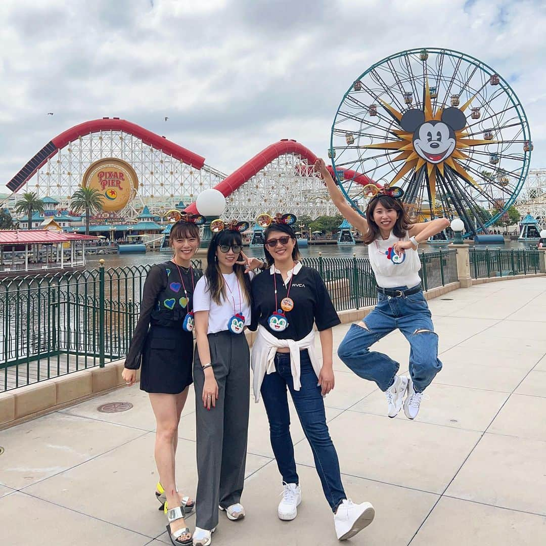 三谷紬さんのインスタグラム写真 - (三谷紬Instagram)「🎡🐭🎢 LA2日目は ディズニーカリフォルニアアドベンチャーパークへ。 日本にはない乗り物やエリアがたくさんあって 丸1日使って堪能しました！ 正直ぶっ倒れるかと思うほど高いチケット代には 困惑しました、、、 物価高と円安の影響がここにも… その分楽しまないと！と 親友が文字通り浮かれてくれて笑 最高の1日になりました🕴️🕴️ カーズの乗り物も、噴水ショーも、よかったなぁ。 * #disney#disneyworld#disneycaliforniaadventure#ディズニー#アドベンチャーワールド#la#losangeles#ロサンゼルス#アナハイム#アナハイムディズニー#anaheim#浮かれる#親友#大爆笑#物価高#円安#大変#でした#テレビ朝日#アナウンサー#三谷紬」9月18日 20時17分 - mitani_tsumugi