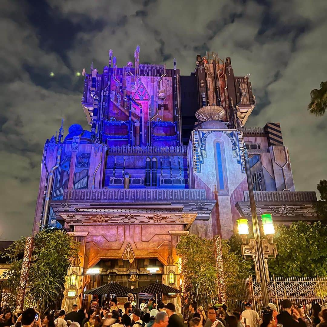 三谷紬さんのインスタグラム写真 - (三谷紬Instagram)「🎡🐭🎢 LA2日目は ディズニーカリフォルニアアドベンチャーパークへ。 日本にはない乗り物やエリアがたくさんあって 丸1日使って堪能しました！ 正直ぶっ倒れるかと思うほど高いチケット代には 困惑しました、、、 物価高と円安の影響がここにも… その分楽しまないと！と 親友が文字通り浮かれてくれて笑 最高の1日になりました🕴️🕴️ カーズの乗り物も、噴水ショーも、よかったなぁ。 * #disney#disneyworld#disneycaliforniaadventure#ディズニー#アドベンチャーワールド#la#losangeles#ロサンゼルス#アナハイム#アナハイムディズニー#anaheim#浮かれる#親友#大爆笑#物価高#円安#大変#でした#テレビ朝日#アナウンサー#三谷紬」9月18日 20時17分 - mitani_tsumugi