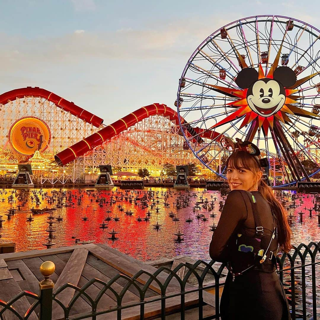 三谷紬さんのインスタグラム写真 - (三谷紬Instagram)「🎡🐭🎢 LA2日目は ディズニーカリフォルニアアドベンチャーパークへ。 日本にはない乗り物やエリアがたくさんあって 丸1日使って堪能しました！ 正直ぶっ倒れるかと思うほど高いチケット代には 困惑しました、、、 物価高と円安の影響がここにも… その分楽しまないと！と 親友が文字通り浮かれてくれて笑 最高の1日になりました🕴️🕴️ カーズの乗り物も、噴水ショーも、よかったなぁ。 * #disney#disneyworld#disneycaliforniaadventure#ディズニー#アドベンチャーワールド#la#losangeles#ロサンゼルス#アナハイム#アナハイムディズニー#anaheim#浮かれる#親友#大爆笑#物価高#円安#大変#でした#テレビ朝日#アナウンサー#三谷紬」9月18日 20時17分 - mitani_tsumugi