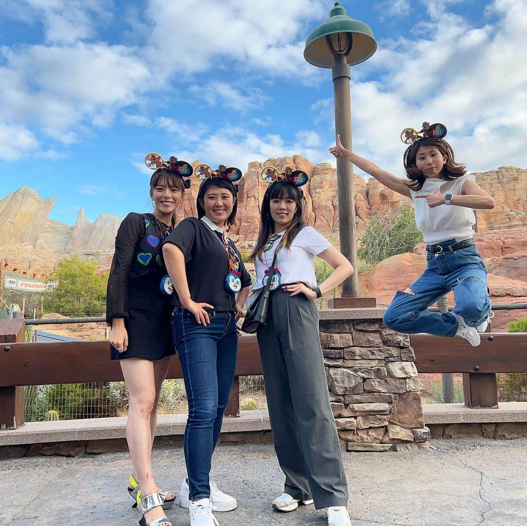 三谷紬さんのインスタグラム写真 - (三谷紬Instagram)「🎡🐭🎢 LA2日目は ディズニーカリフォルニアアドベンチャーパークへ。 日本にはない乗り物やエリアがたくさんあって 丸1日使って堪能しました！ 正直ぶっ倒れるかと思うほど高いチケット代には 困惑しました、、、 物価高と円安の影響がここにも… その分楽しまないと！と 親友が文字通り浮かれてくれて笑 最高の1日になりました🕴️🕴️ カーズの乗り物も、噴水ショーも、よかったなぁ。 * #disney#disneyworld#disneycaliforniaadventure#ディズニー#アドベンチャーワールド#la#losangeles#ロサンゼルス#アナハイム#アナハイムディズニー#anaheim#浮かれる#親友#大爆笑#物価高#円安#大変#でした#テレビ朝日#アナウンサー#三谷紬」9月18日 20時17分 - mitani_tsumugi