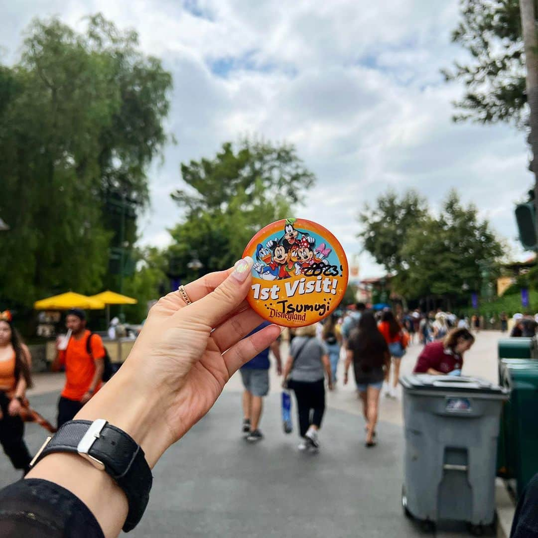 三谷紬さんのインスタグラム写真 - (三谷紬Instagram)「🎡🐭🎢 LA2日目は ディズニーカリフォルニアアドベンチャーパークへ。 日本にはない乗り物やエリアがたくさんあって 丸1日使って堪能しました！ 正直ぶっ倒れるかと思うほど高いチケット代には 困惑しました、、、 物価高と円安の影響がここにも… その分楽しまないと！と 親友が文字通り浮かれてくれて笑 最高の1日になりました🕴️🕴️ カーズの乗り物も、噴水ショーも、よかったなぁ。 * #disney#disneyworld#disneycaliforniaadventure#ディズニー#アドベンチャーワールド#la#losangeles#ロサンゼルス#アナハイム#アナハイムディズニー#anaheim#浮かれる#親友#大爆笑#物価高#円安#大変#でした#テレビ朝日#アナウンサー#三谷紬」9月18日 20時17分 - mitani_tsumugi