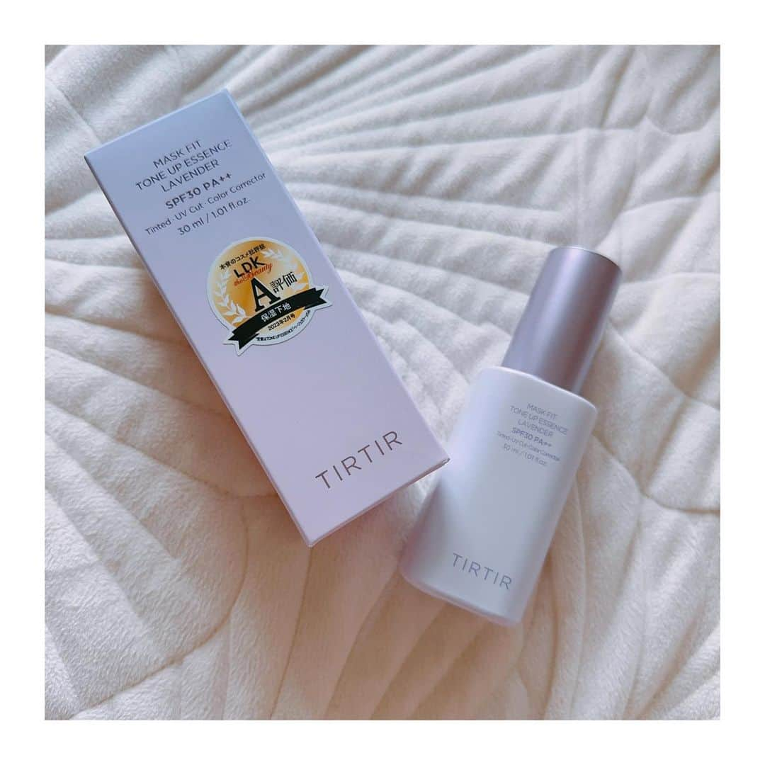 愛聖りささんのインスタグラム写真 - (愛聖りさInstagram)「. 愛用中のTIRTIRの MASK FIT TONE UP ESSENCE💖 肌が黄色くくすみがちな私は ラベンダーを使っています💜 ベースメイクになるだけではなく、 スキンケアと紫外線カットも こなしてくれて万能です✨  #TIRTIR #ティルティル #トーンアップエッセンス #化粧下地 #カラーベース #カラーコレクション #パープルトーンアップ #トーンアップベース #メイクベース」9月18日 20時18分 - risa_aise