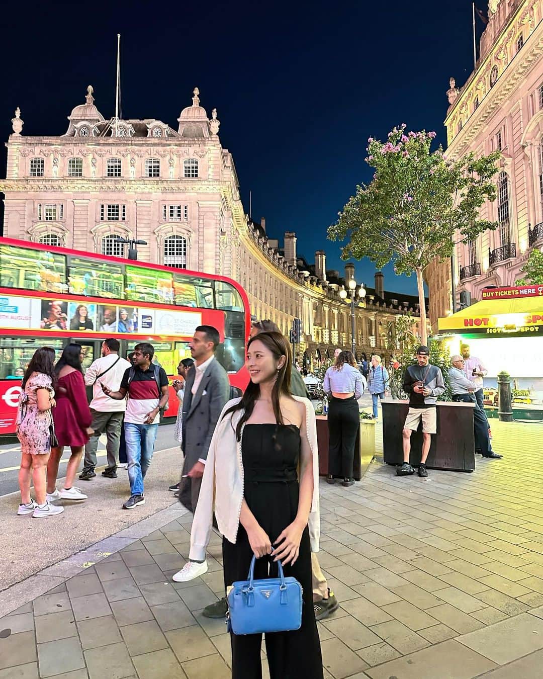 岸本沙季さんのインスタグラム写真 - (岸本沙季Instagram)「📍Novello Theatre: MAMMA MIA!  多少セリフの意味が正確に分からなくても面白いと思えるミュージカルって凄いなと。 宮殿より大英博物館より、なぜかこのピカデリーサーカスの夜の街並みを見るとまたロンドンに来れたことを実感する🌙  dress: @zara cardigan: @birthdaybashshop  earrings: @mimi33_official   　　 #イギリス旅行#ロンドン#骨格ウェーブ#イエベ春#ブルベ夏」9月18日 20時19分 - saki__kishimoto