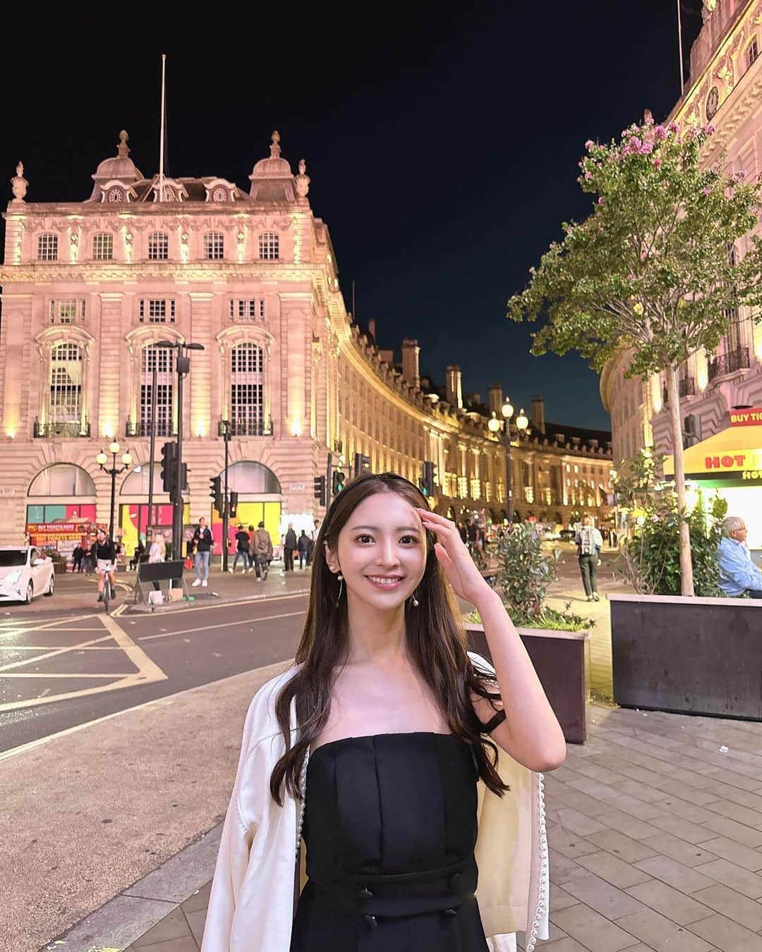 岸本沙季のインスタグラム：「📍Novello Theatre: MAMMA MIA!  多少セリフの意味が正確に分からなくても面白いと思えるミュージカルって凄いなと。 宮殿より大英博物館より、なぜかこのピカデリーサーカスの夜の街並みを見るとまたロンドンに来れたことを実感する🌙  dress: @zara cardigan: @birthdaybashshop  earrings: @mimi33_official   　　 #イギリス旅行#ロンドン#骨格ウェーブ#イエベ春#ブルベ夏」