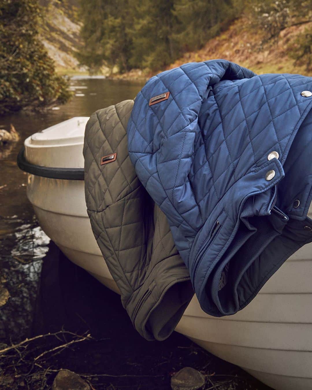 ハケットのインスタグラム：「Fall staples come in deep pine greens and rich blues this AW23 collection.   Discover the diamond quilted paddock jacket with thermal insulation and hand warmers featuring suede trimming. Showcasing a funnel neck and internal ribbing, this versatile staple offers extra comfort and steady performance.   #HackettLondon #HowToHackett」