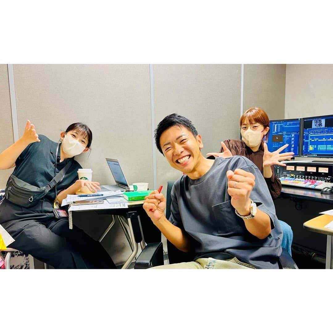 上坂嵩さんのインスタグラム写真 - (上坂嵩Instagram)「企画編集‼️ . ディレクターとして取材した「SDGs企画」🍀 今日が、本編集日でした！！ . このチームで、編集作業✏️ 編集のKさんとアシスタントのIさん！ 二人のおかげで、VTRが仕上がってきました💪 . あすの「アップ！」で放送予定です‼️ 是非ご覧ください📺✨ . . #ミライロ #垣内俊哉 社長 #ユニバーサルマナー #ユニバーサルマナー検定 #バリアフリー #バリアバリュー  #SDGs #SDGs2030 #持続可能な開発目標 #住み続けられるまちづくりを  #人や国の不平等をなくそう #すべての人に健康と福祉を #メーテレ #アップ #アナウンサー #フィールドキャスター #ニュースワード #SDGsビジネスマスター #社会調査士 #スピーチコンサルタント #スピーチ  #トーク #トークスキル #話し方 #スピーチトレーナー #スピーチライター #上坂嵩」9月18日 20時21分 - takashi_uesaka_nbn